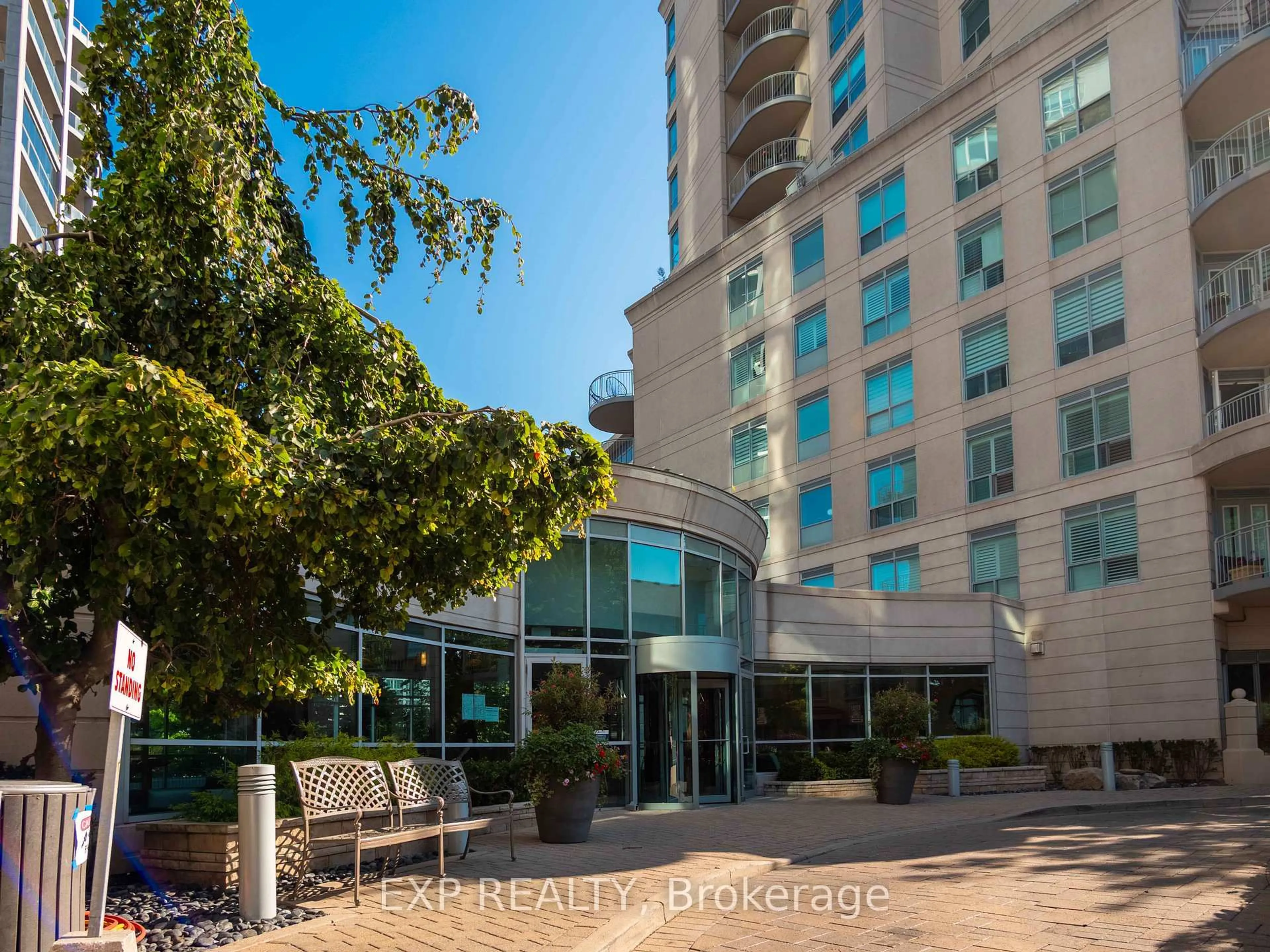 Indoor foyer for 2111 Lakeshore Blvd #501, Toronto Ontario M8V 4B2