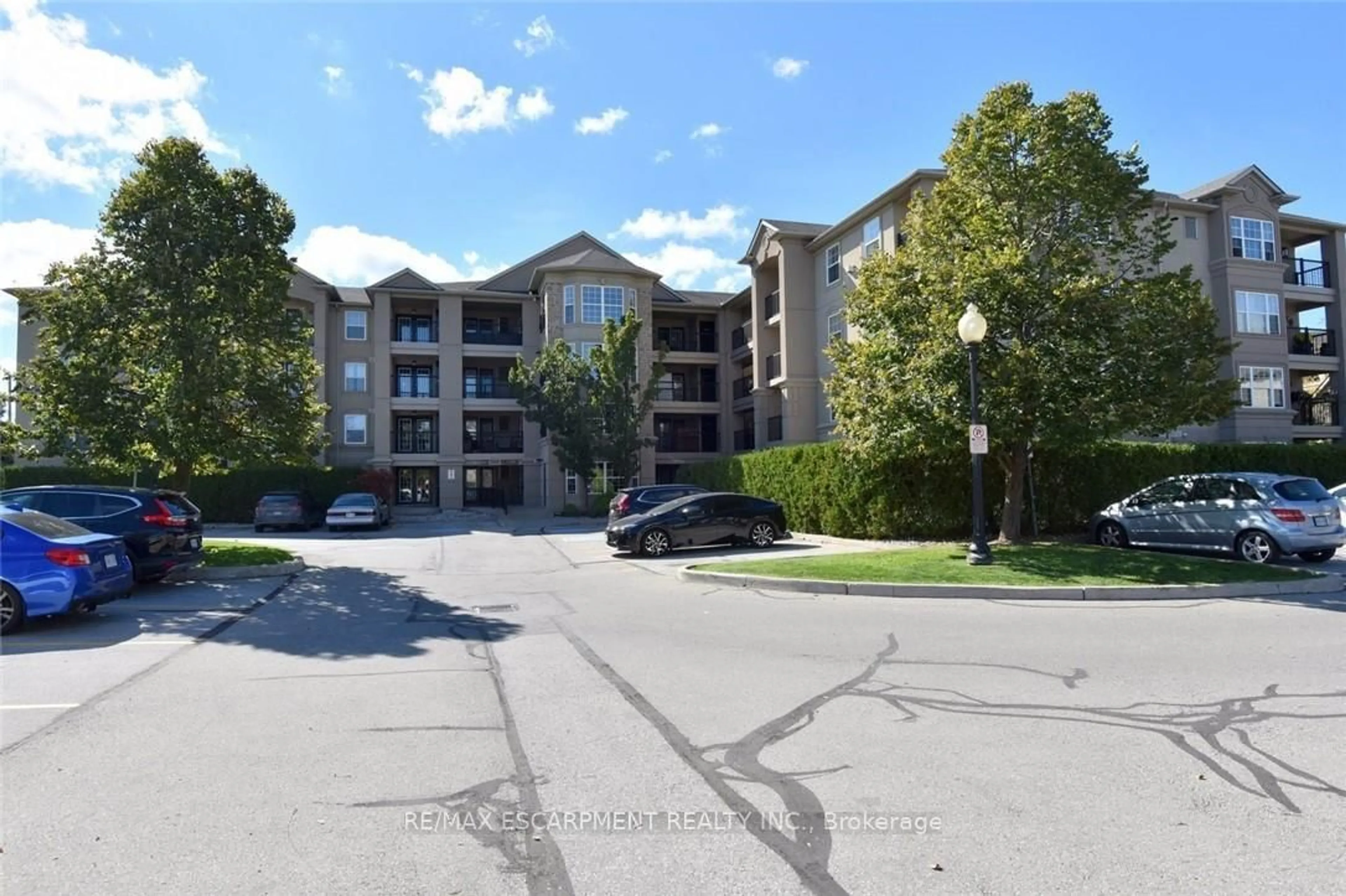 A pic from outside/outdoor area/front of a property/back of a property/a pic from drone, mountain view for 2035 Appleby Line #103, Burlington Ontario L7L 7G8