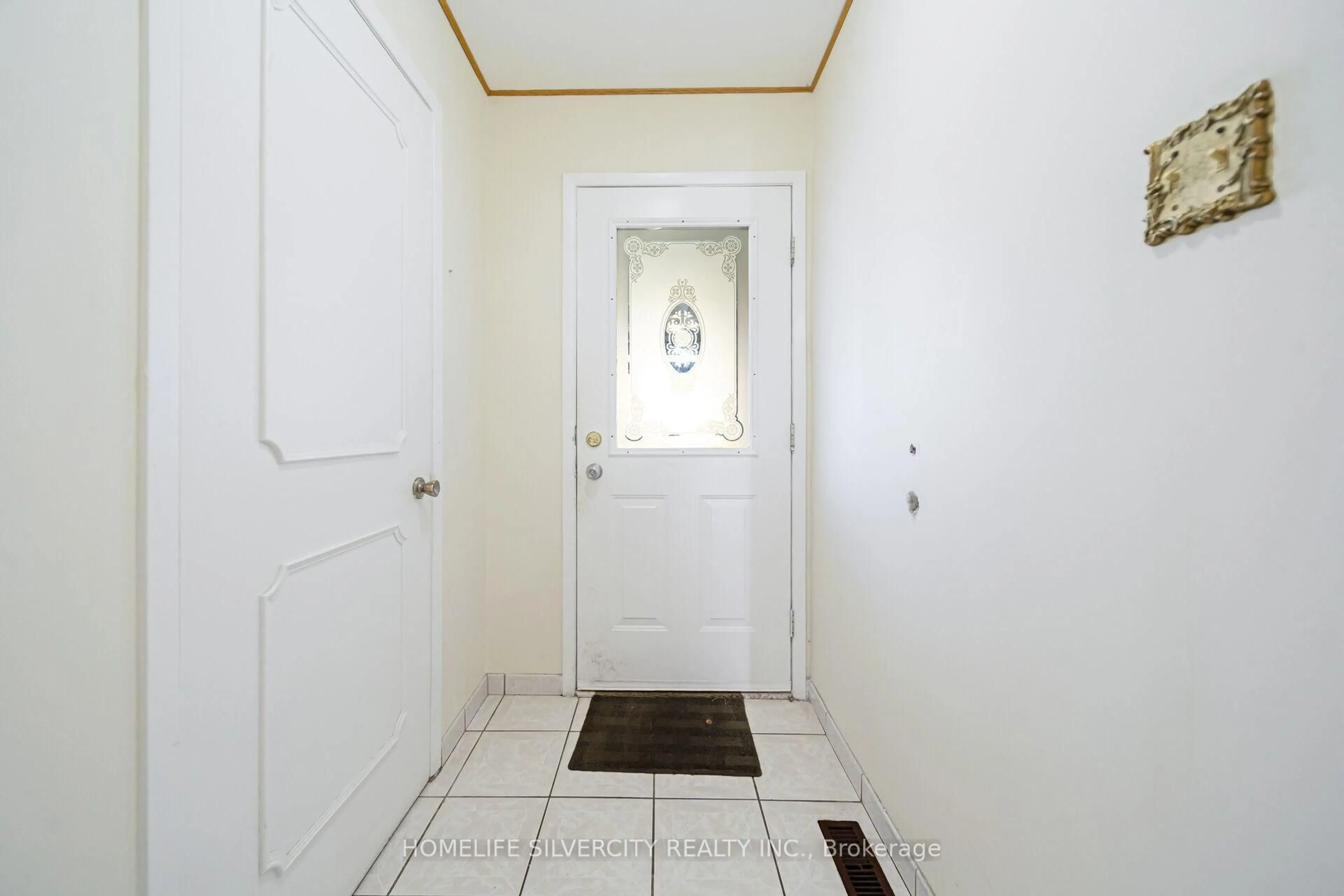 Indoor entryway for 19 Pickard Lane, Brampton Ontario L6Y 2M4