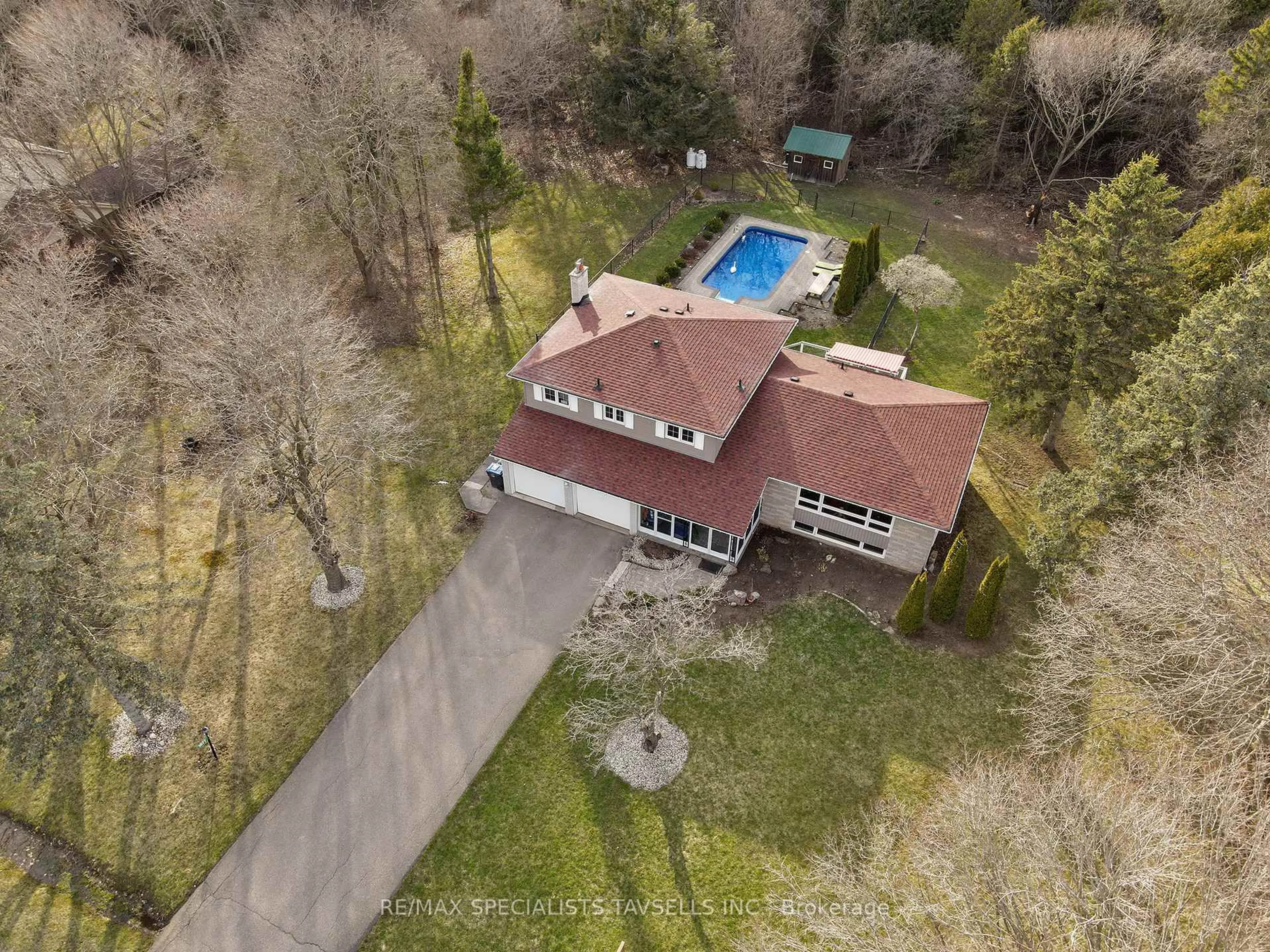 A pic from outside/outdoor area/front of a property/back of a property/a pic from drone, street for 1677 Vaughan Dr, Caledon Ontario L7K 1C4