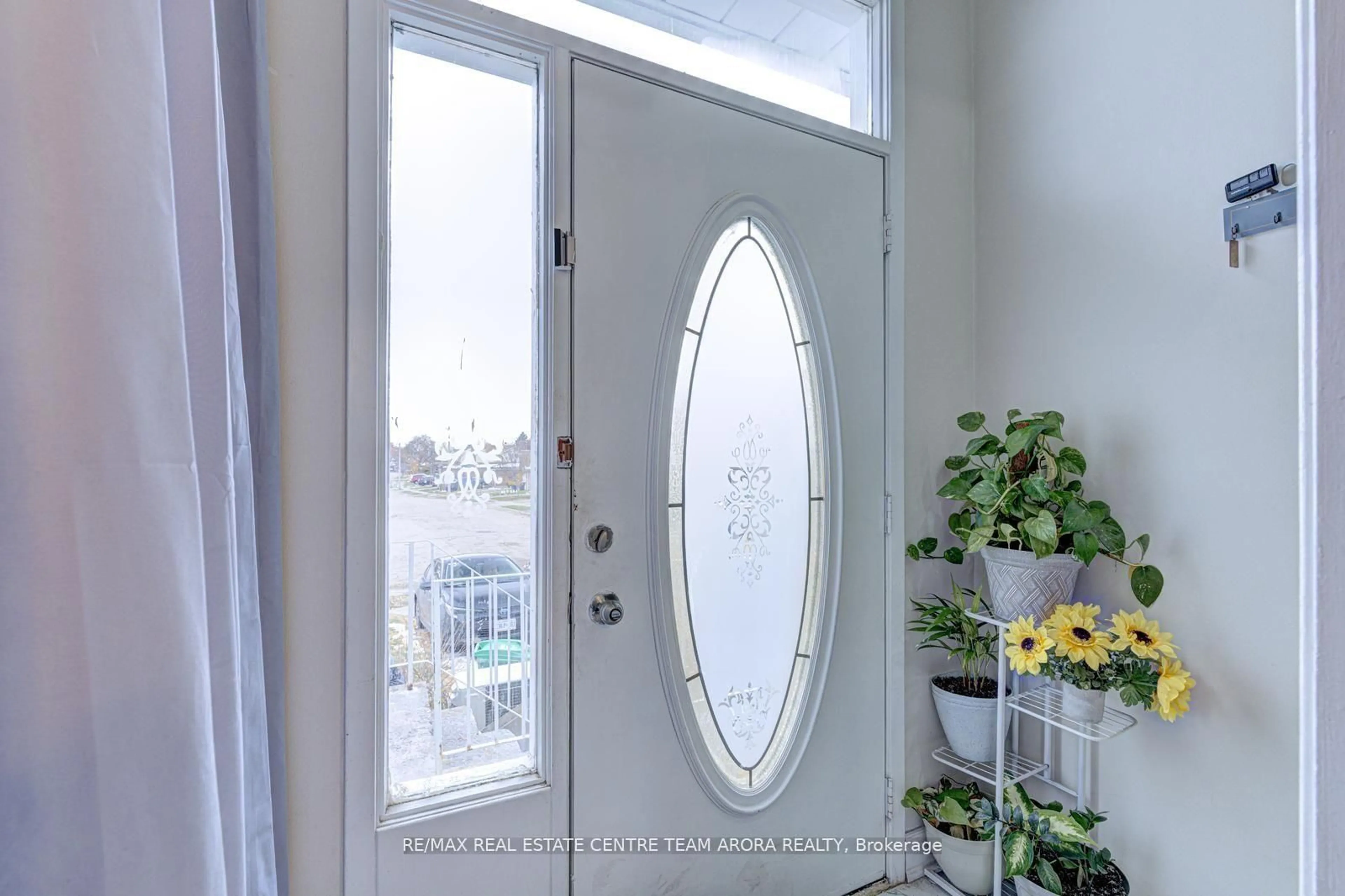 Indoor entryway for 54 Nottawasaga Cres, Brampton Ontario L6Z 1B9