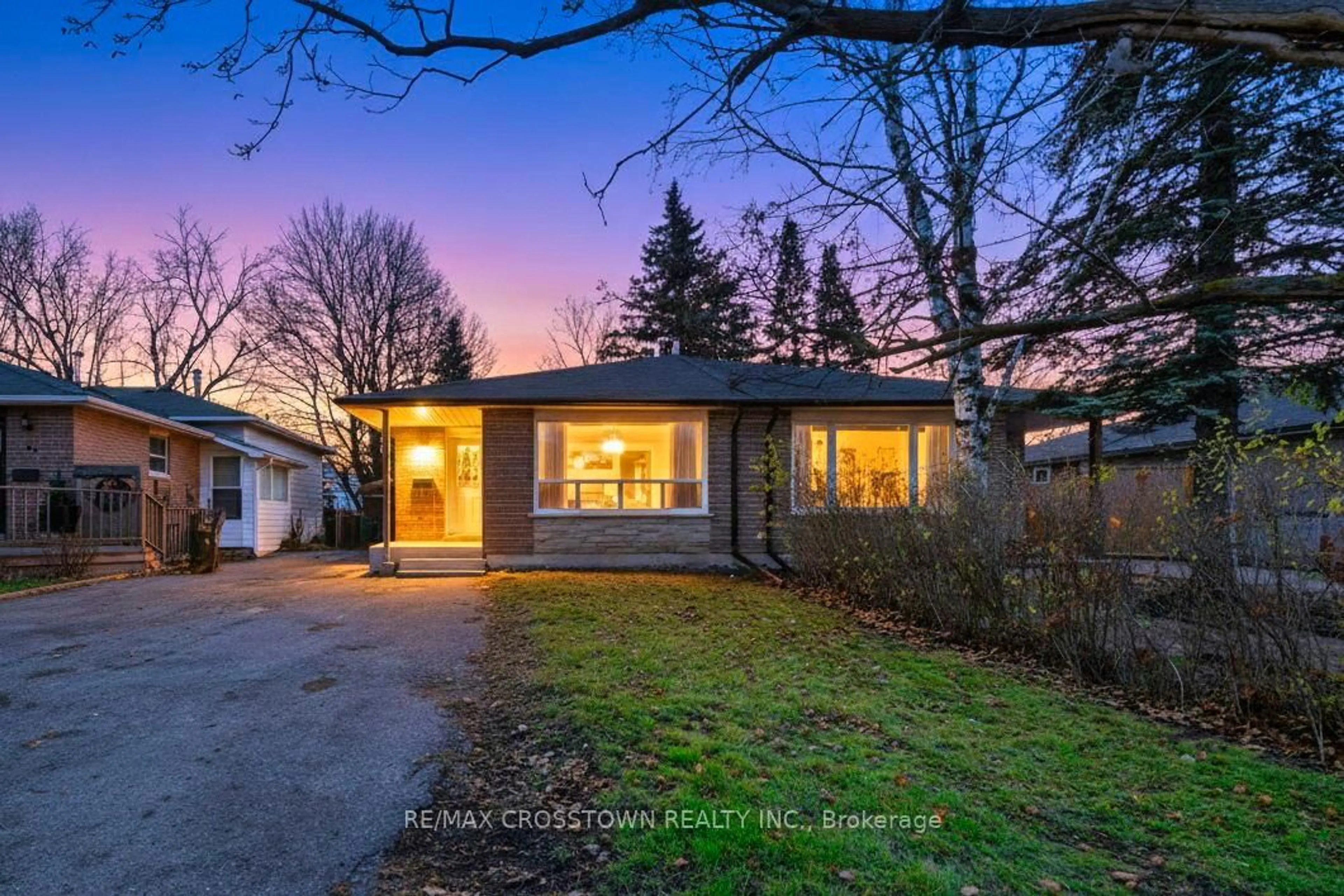 A pic from outside/outdoor area/front of a property/back of a property/a pic from drone, street for 71 Edelwild Dr, Orangeville Ontario L9W 2Y4