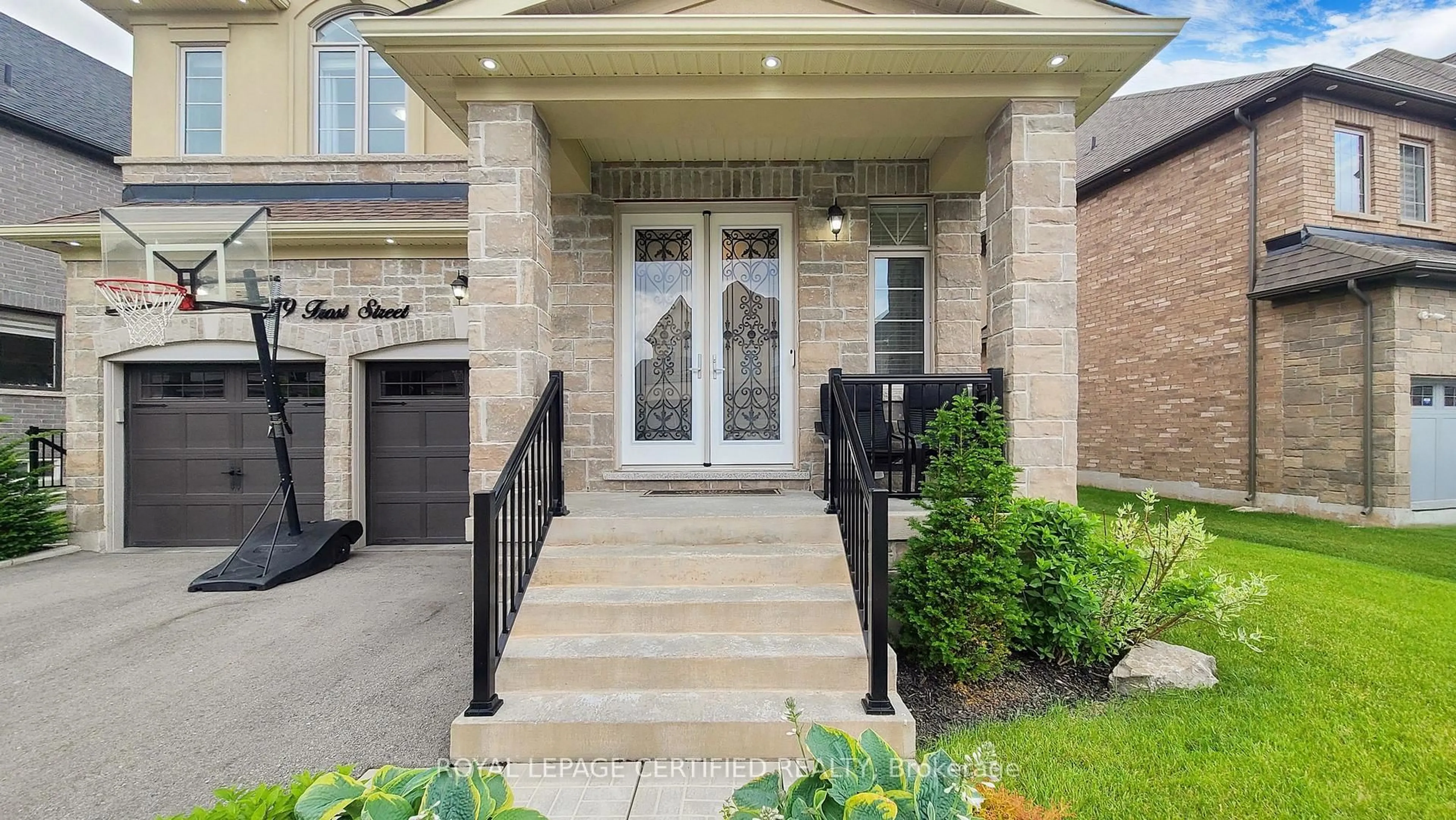 Indoor entryway for 29 Frost St, Brampton Ontario L6X 5R3