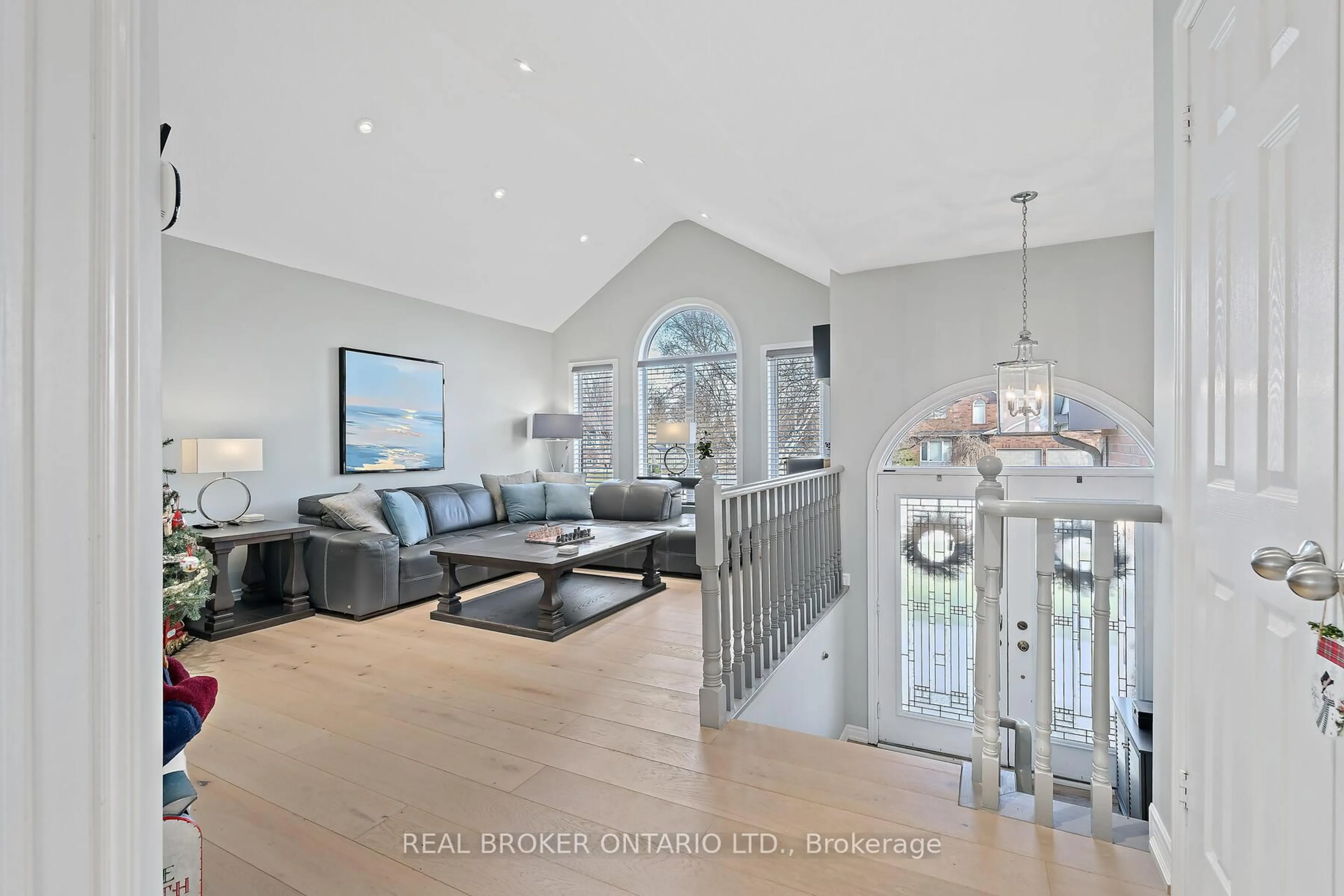 Unknown for 2 Janet Crt, Halton Hills Ontario L7G 5N7