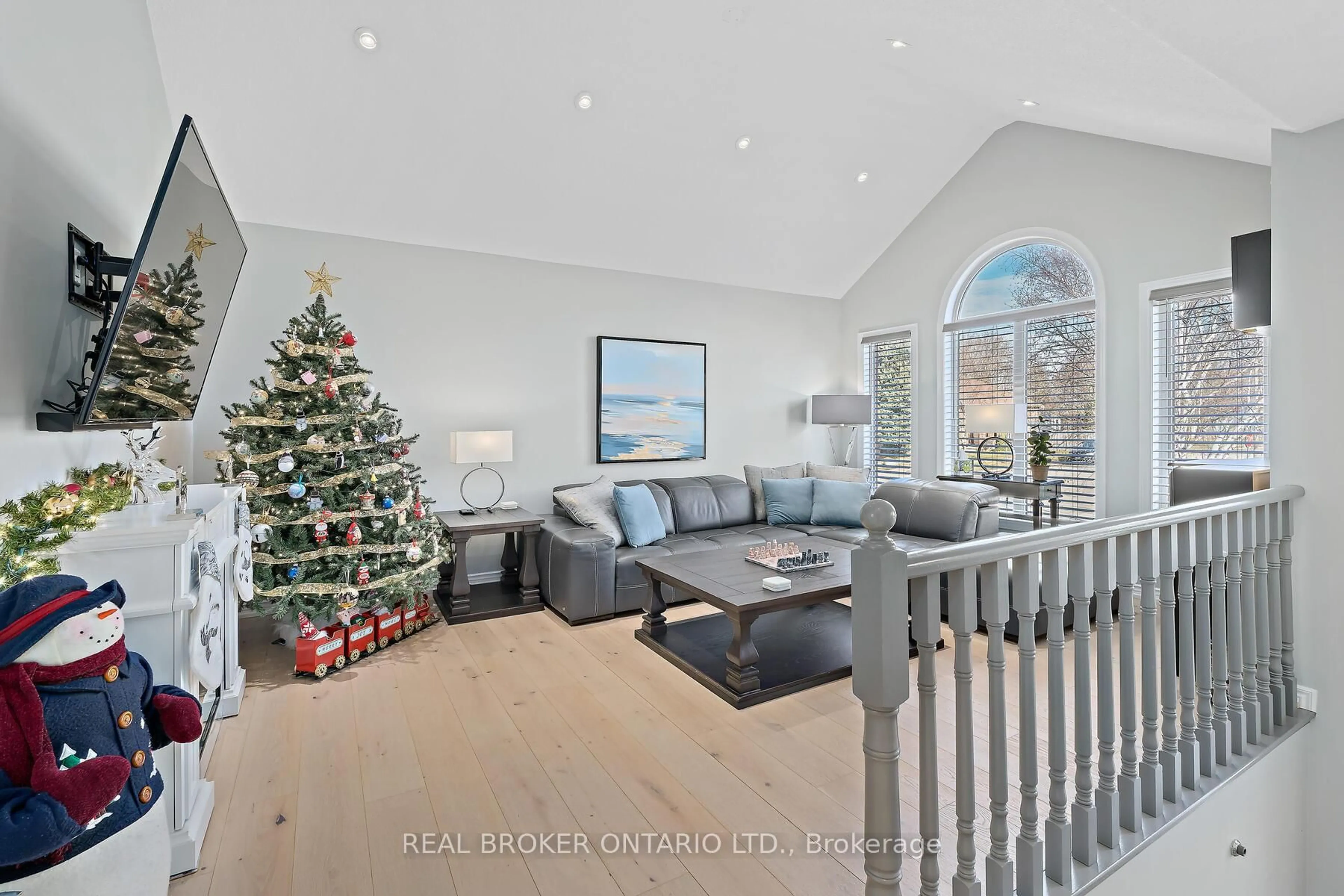 Living room with furniture, unknown for 2 Janet Crt, Halton Hills Ontario L7G 5N7