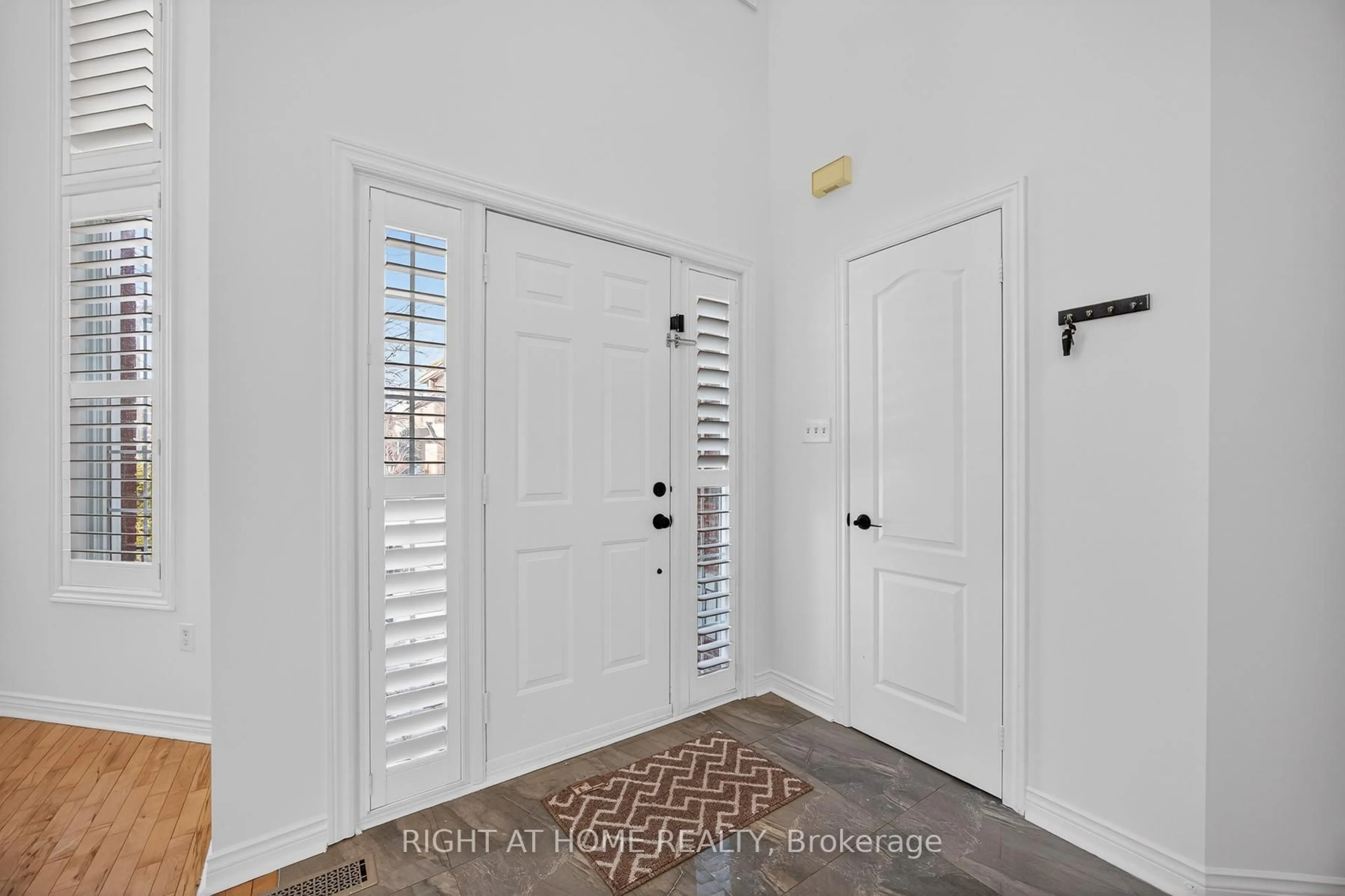 Indoor entryway for 2013 ROSEMOUNT Cres, Oakville Ontario L6M 3A5