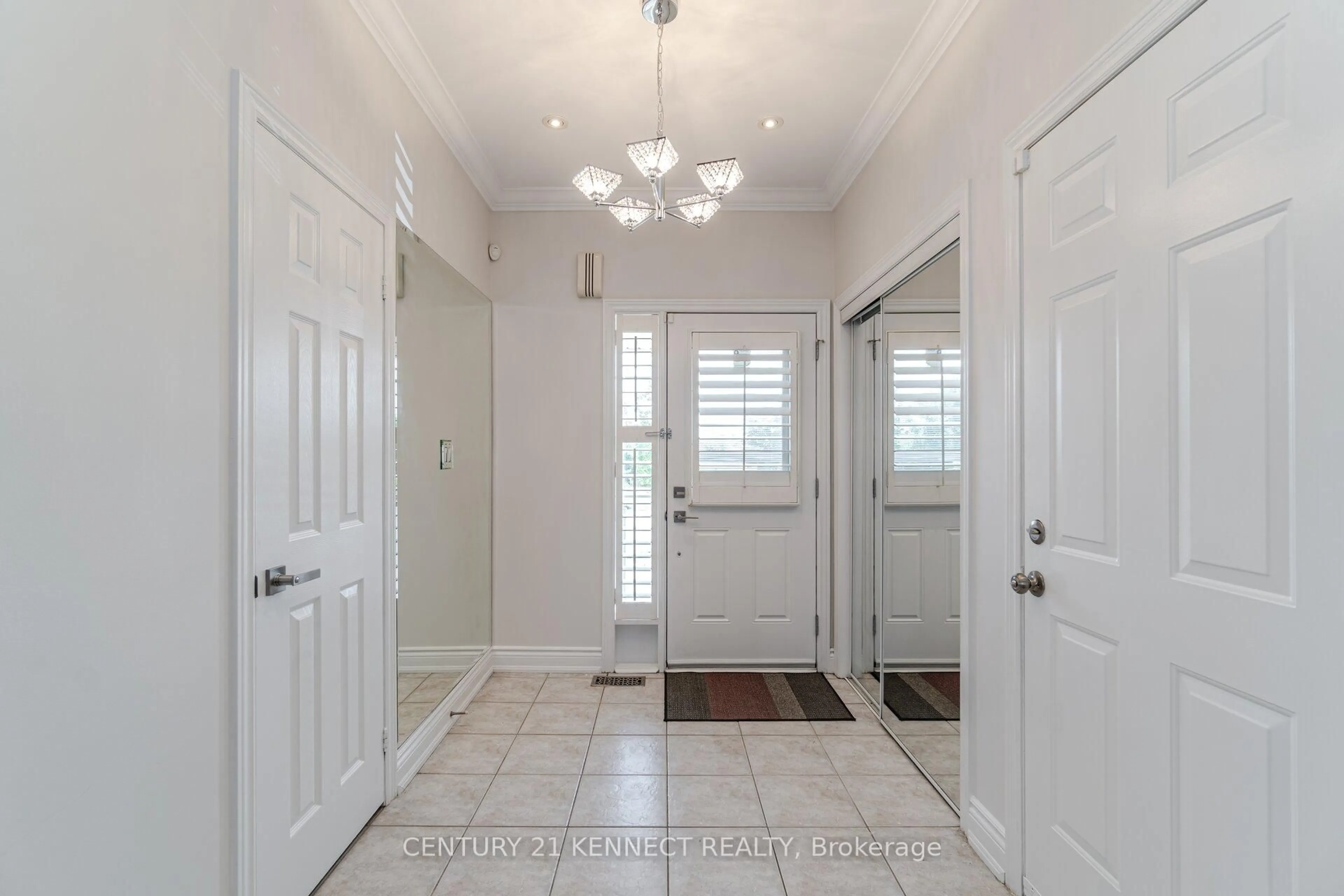 Indoor entryway for 3601 Bala Dr, Mississauga Ontario L5M 7N2