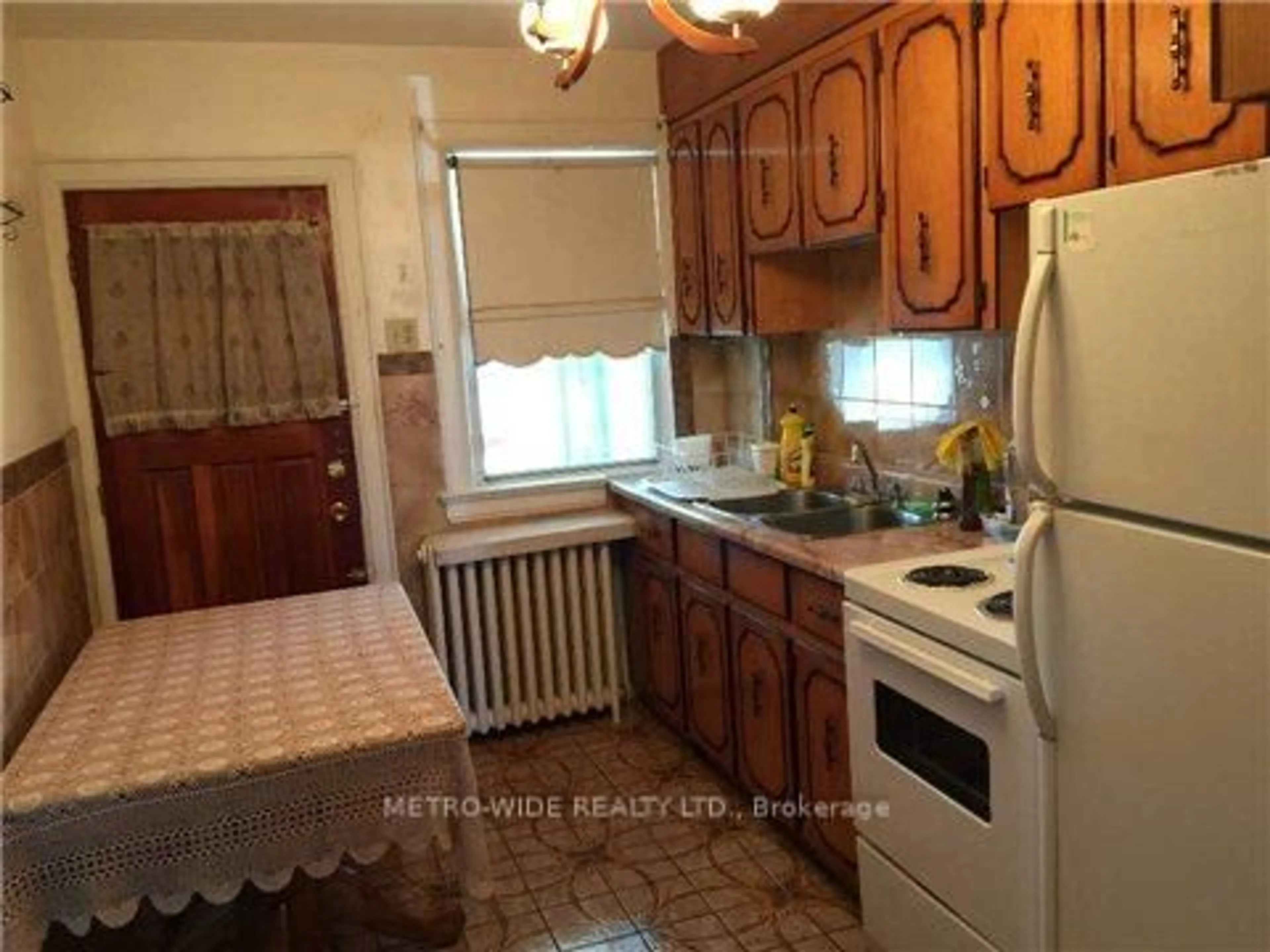 Standard kitchen, ceramic/tile floor for 33 Bowie Ave, Toronto Ontario M6E 2P2