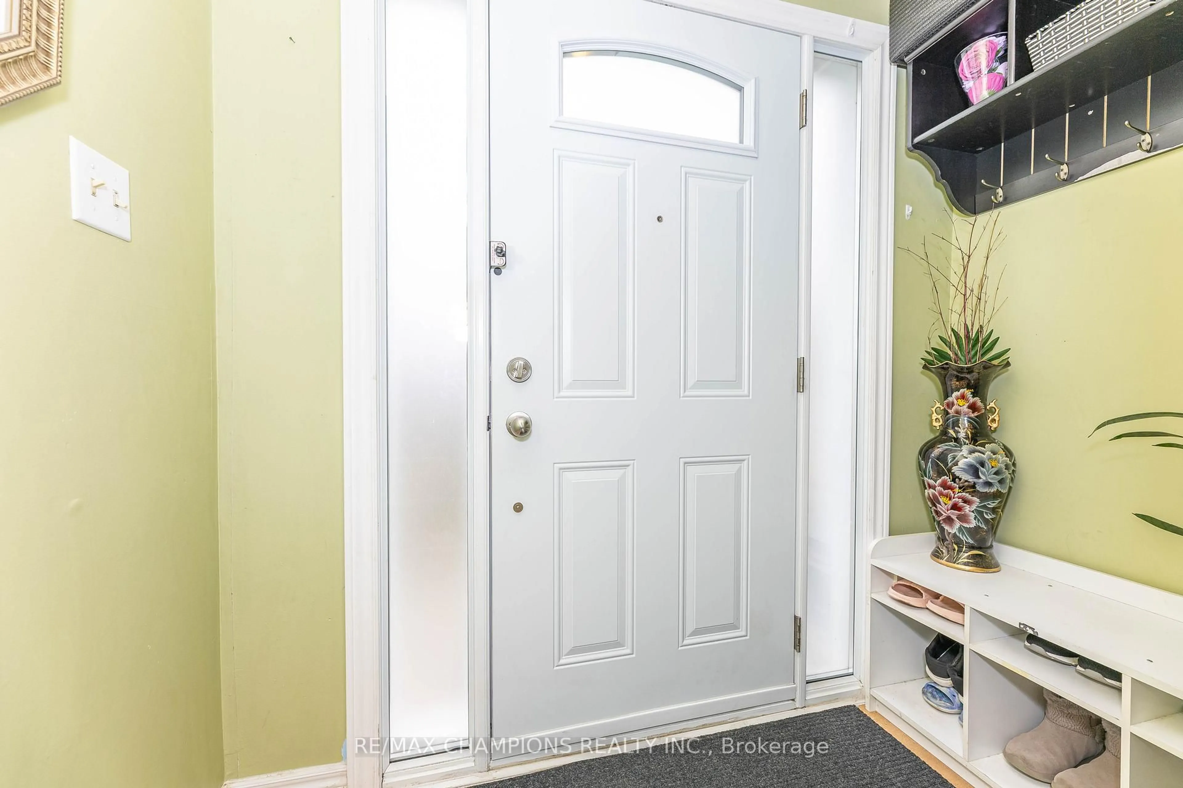 Indoor entryway for 3525 Brandon Gate Dr #17, Mississauga Ontario L4T 3M3