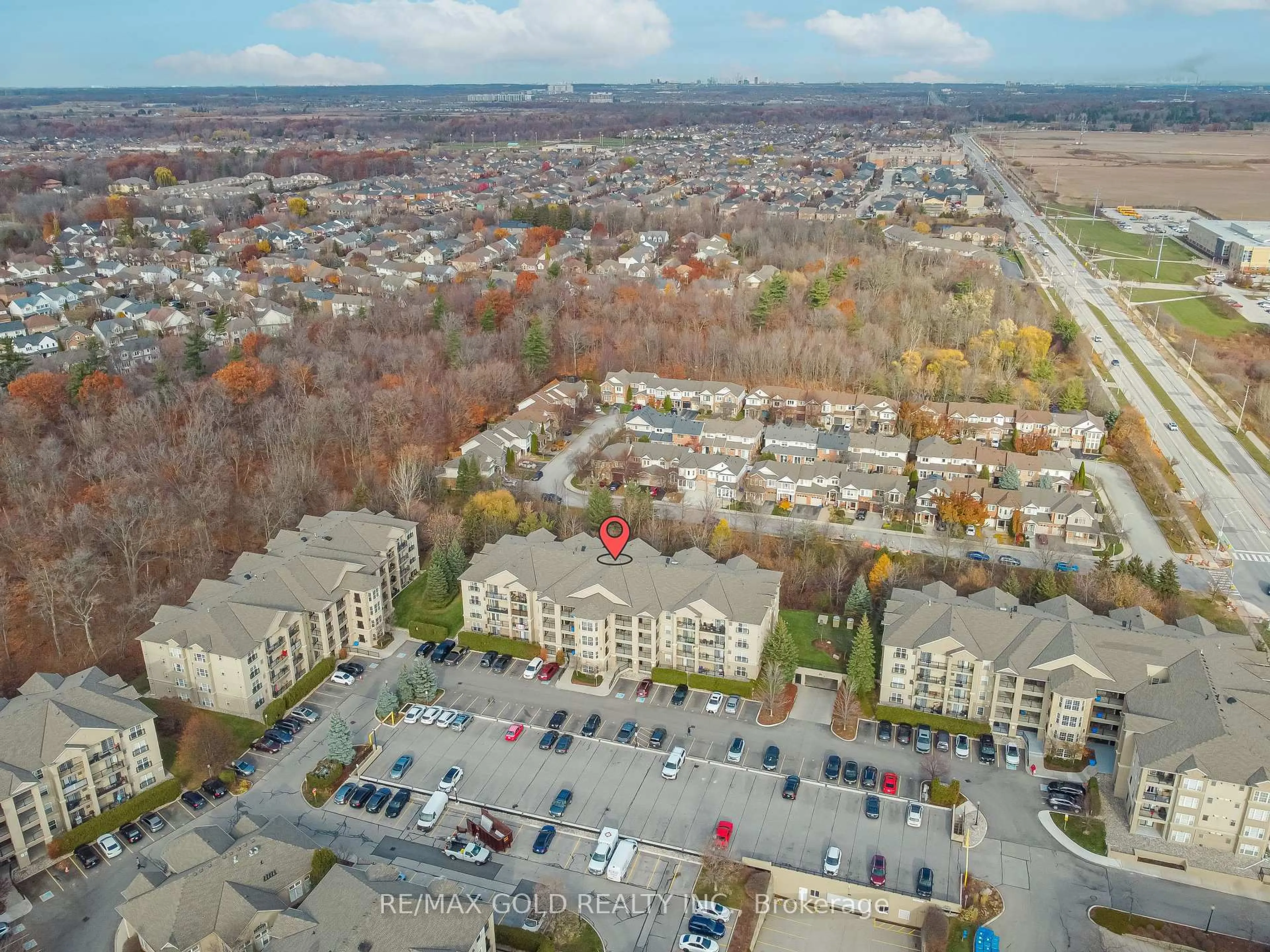 A pic from outside/outdoor area/front of a property/back of a property/a pic from drone, unknown for 2065 Appleby Line #212, Burlington Ontario L7L 7H2