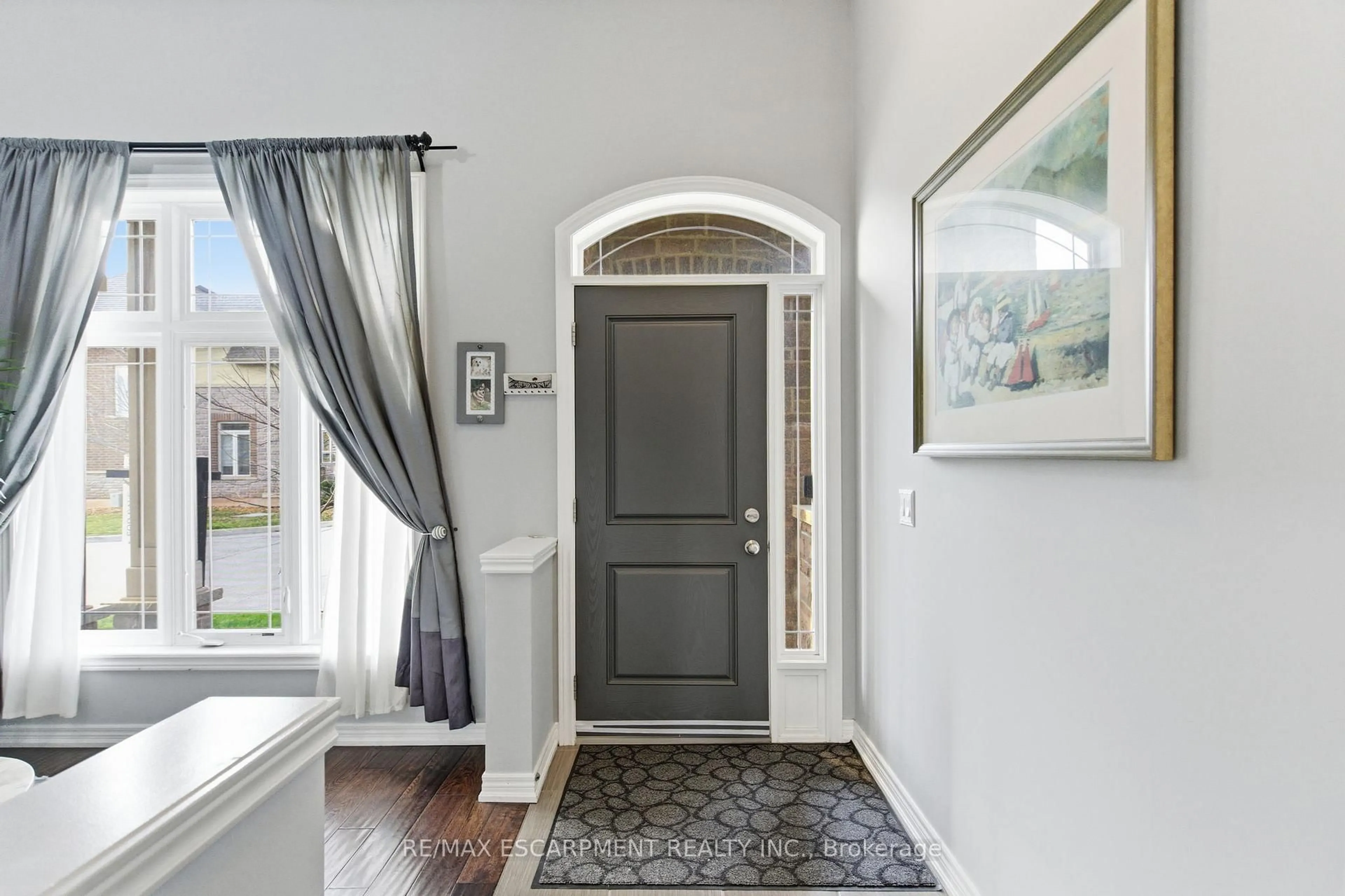Indoor entryway for 5056 New St #11, Burlington Ontario L7L 0H4