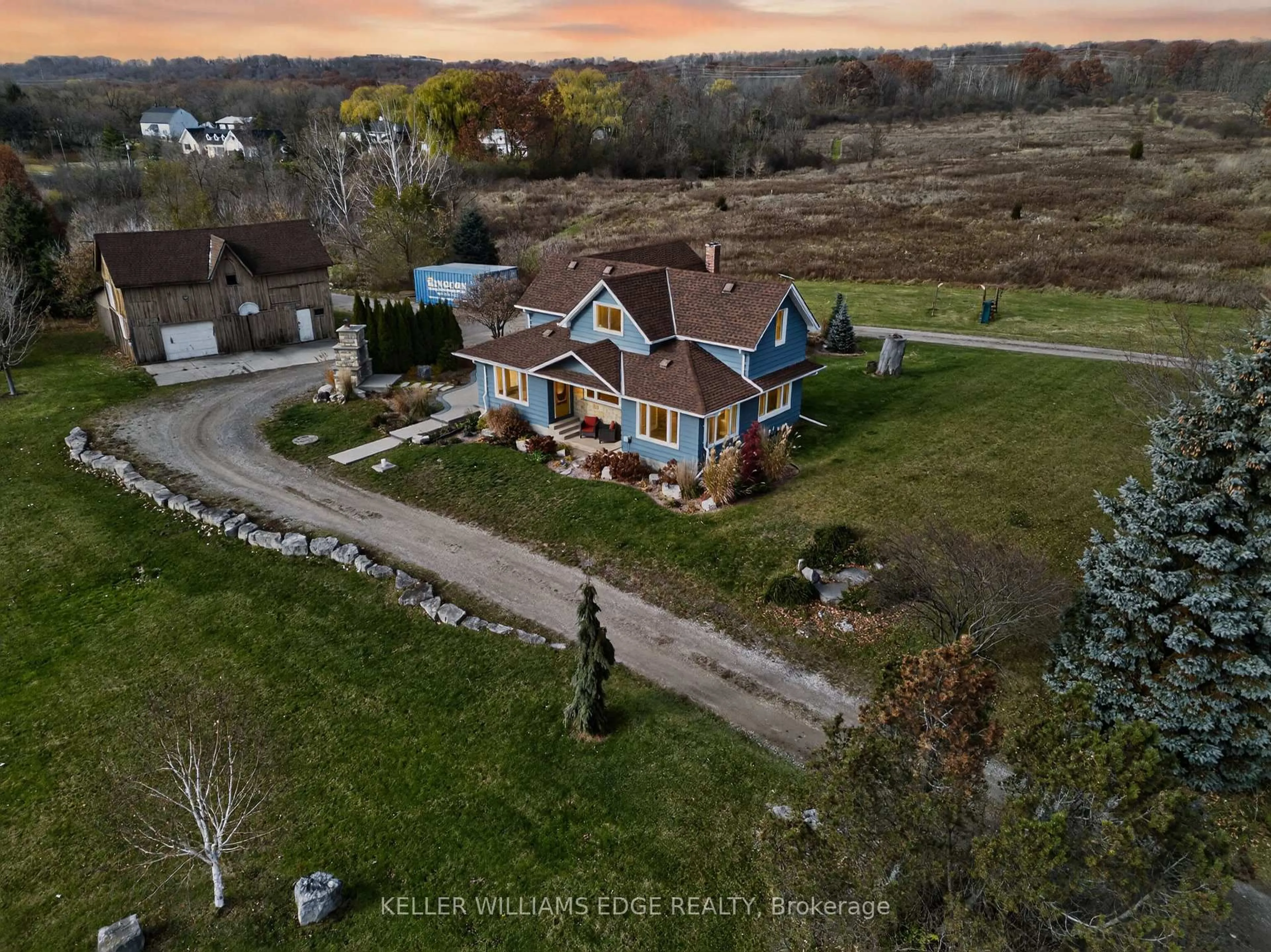 A pic from outside/outdoor area/front of a property/back of a property/a pic from drone, unknown for 1724 Snake Rd, Burlington Ontario L7P 4Z3