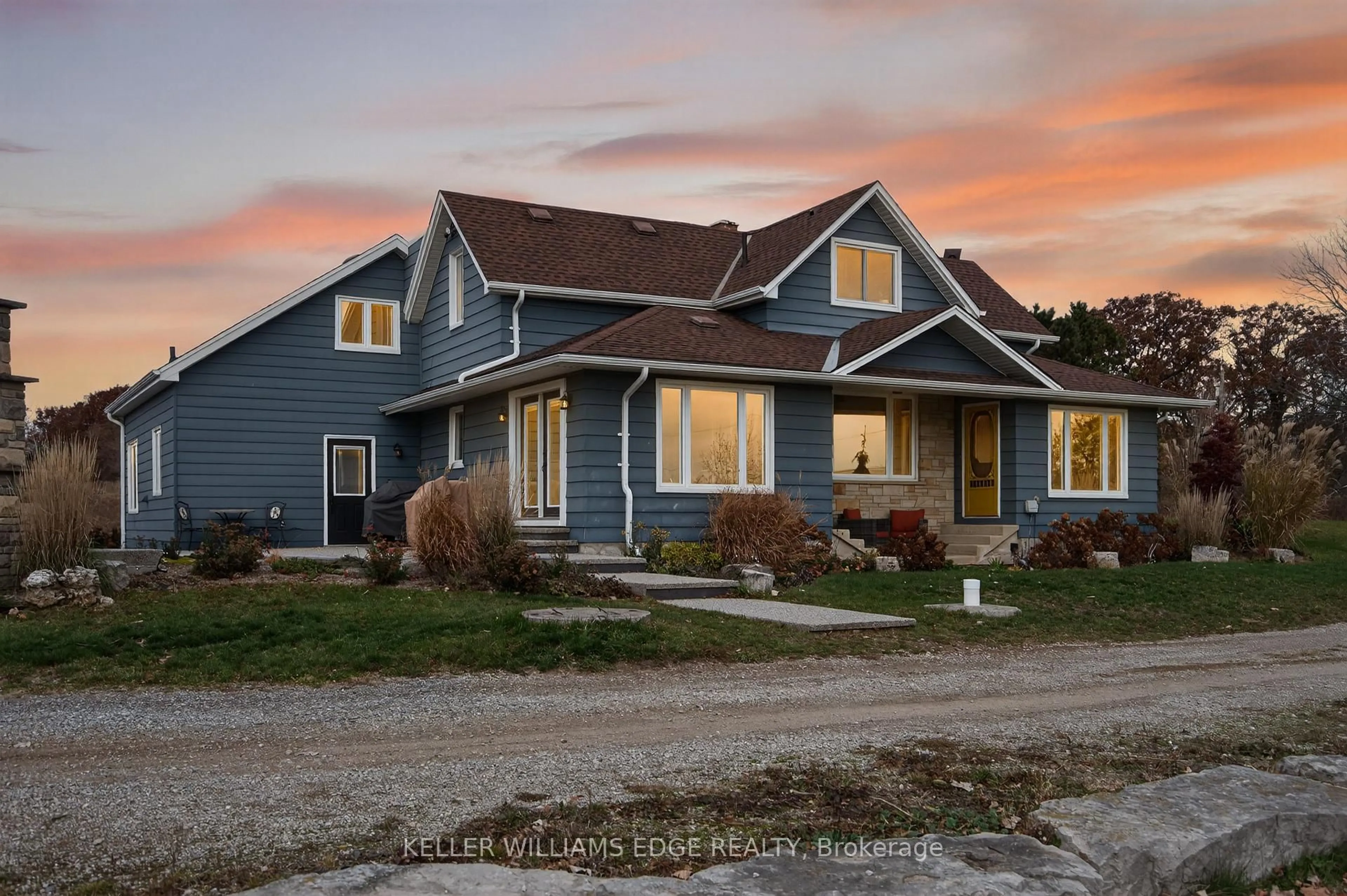 Home with vinyl exterior material, street for 1724 Snake Rd, Burlington Ontario L7P 4Z3