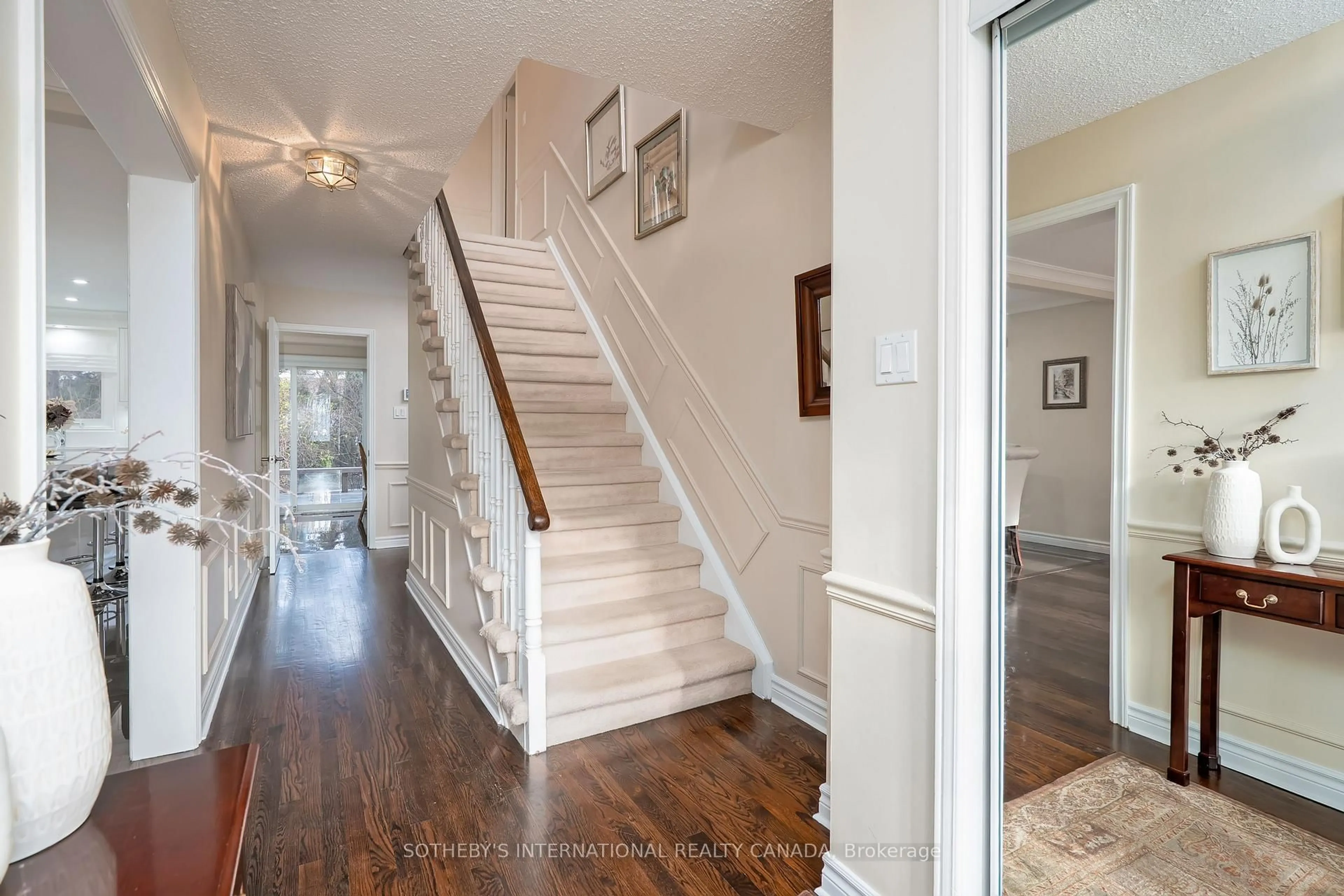 Indoor entryway for 1599 Hermant Crt, Mississauga Ontario L5H 3T1