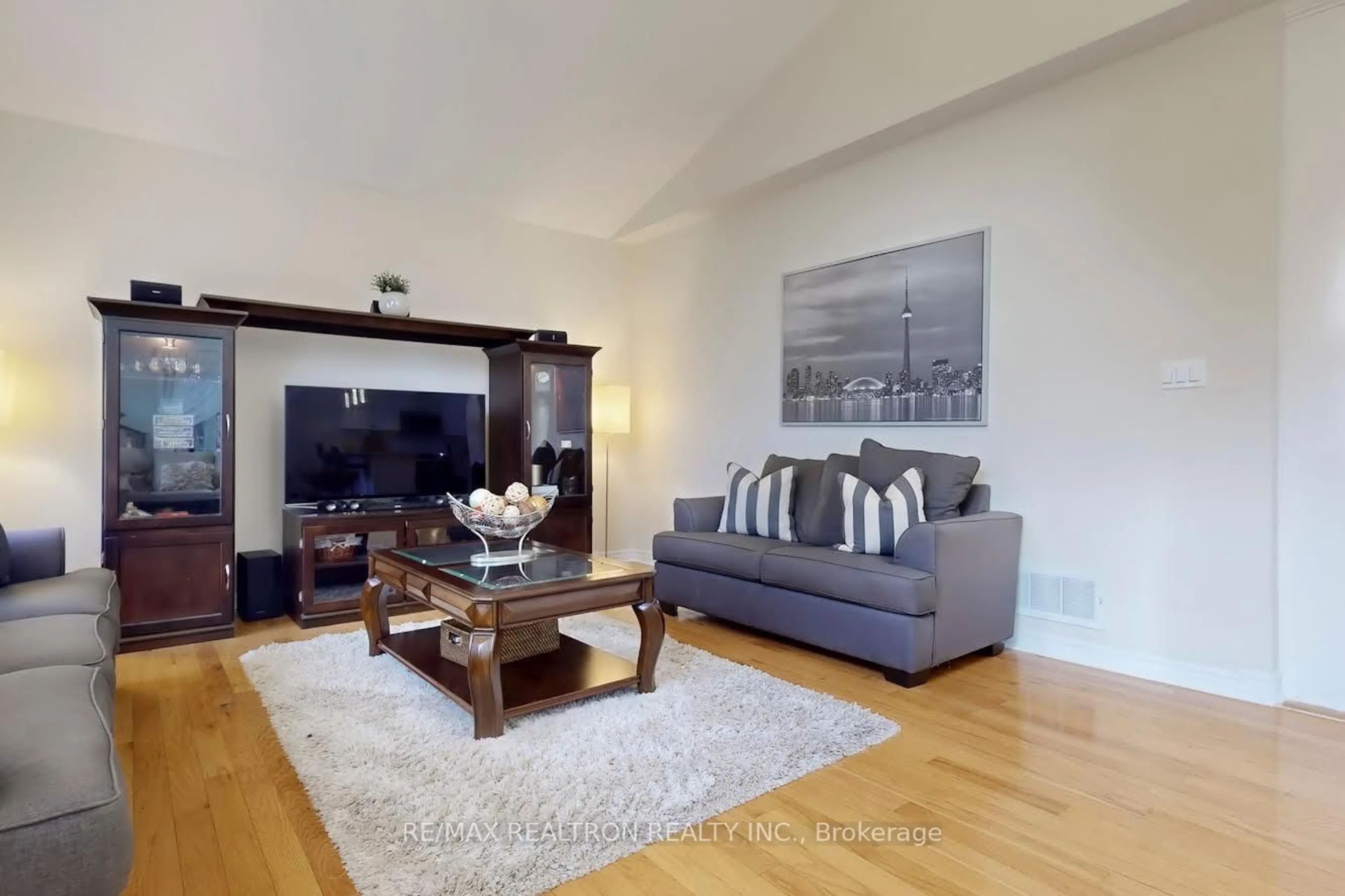 Living room with furniture, unknown for 6766 Tattinger Ave, Mississauga Ontario L5W 1P4