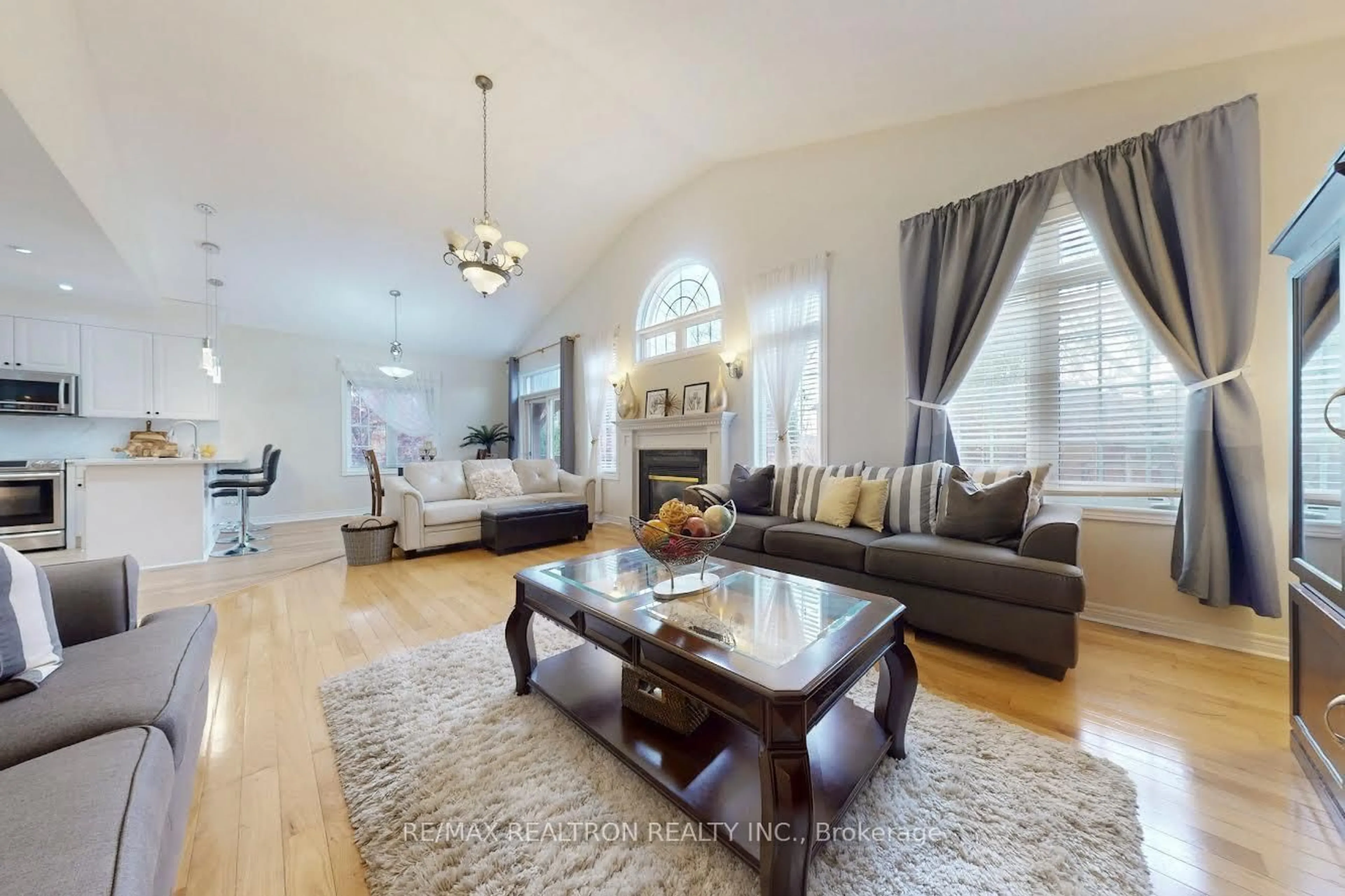 Living room with furniture, unknown for 6766 Tattinger Ave, Mississauga Ontario L5W 1P4