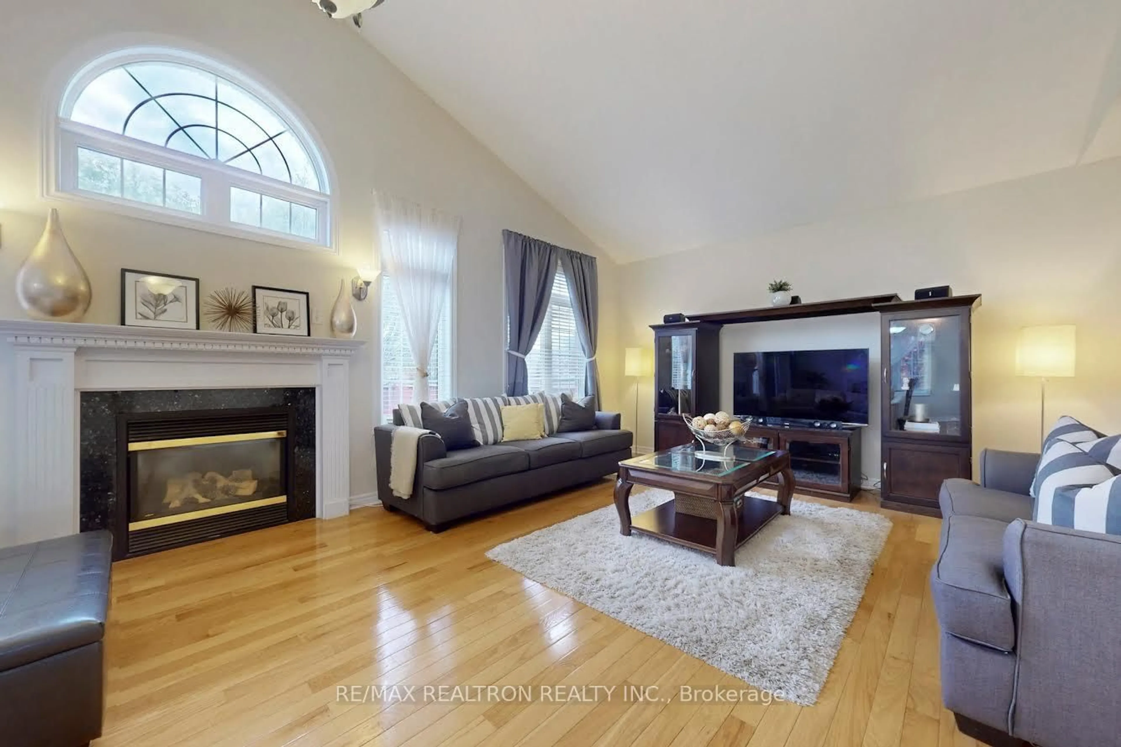 Living room with furniture, wood/laminate floor for 6766 Tattinger Ave, Mississauga Ontario L5W 1P4