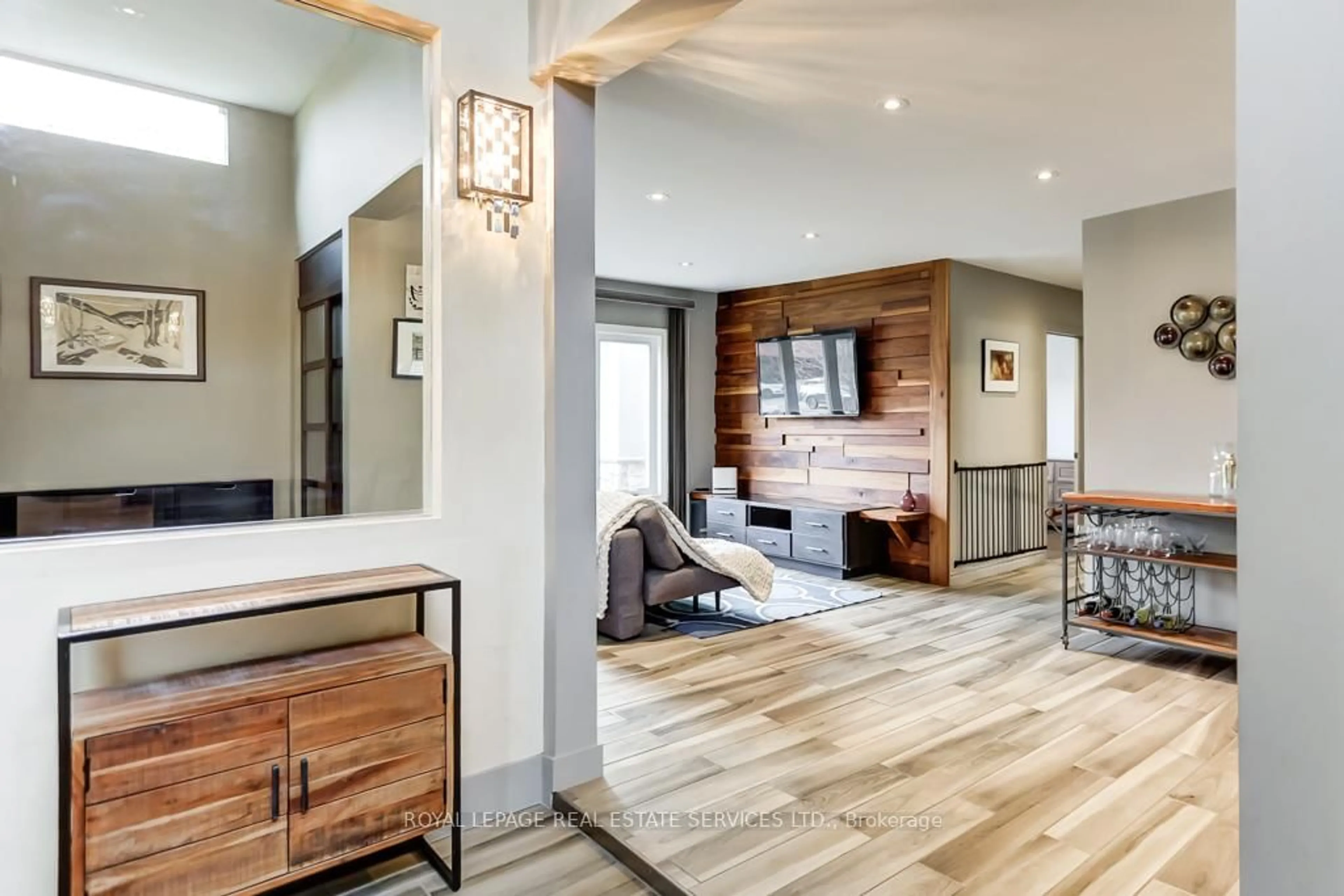 Indoor entryway for 14 Burma Dr, Toronto Ontario M8Y 3E6