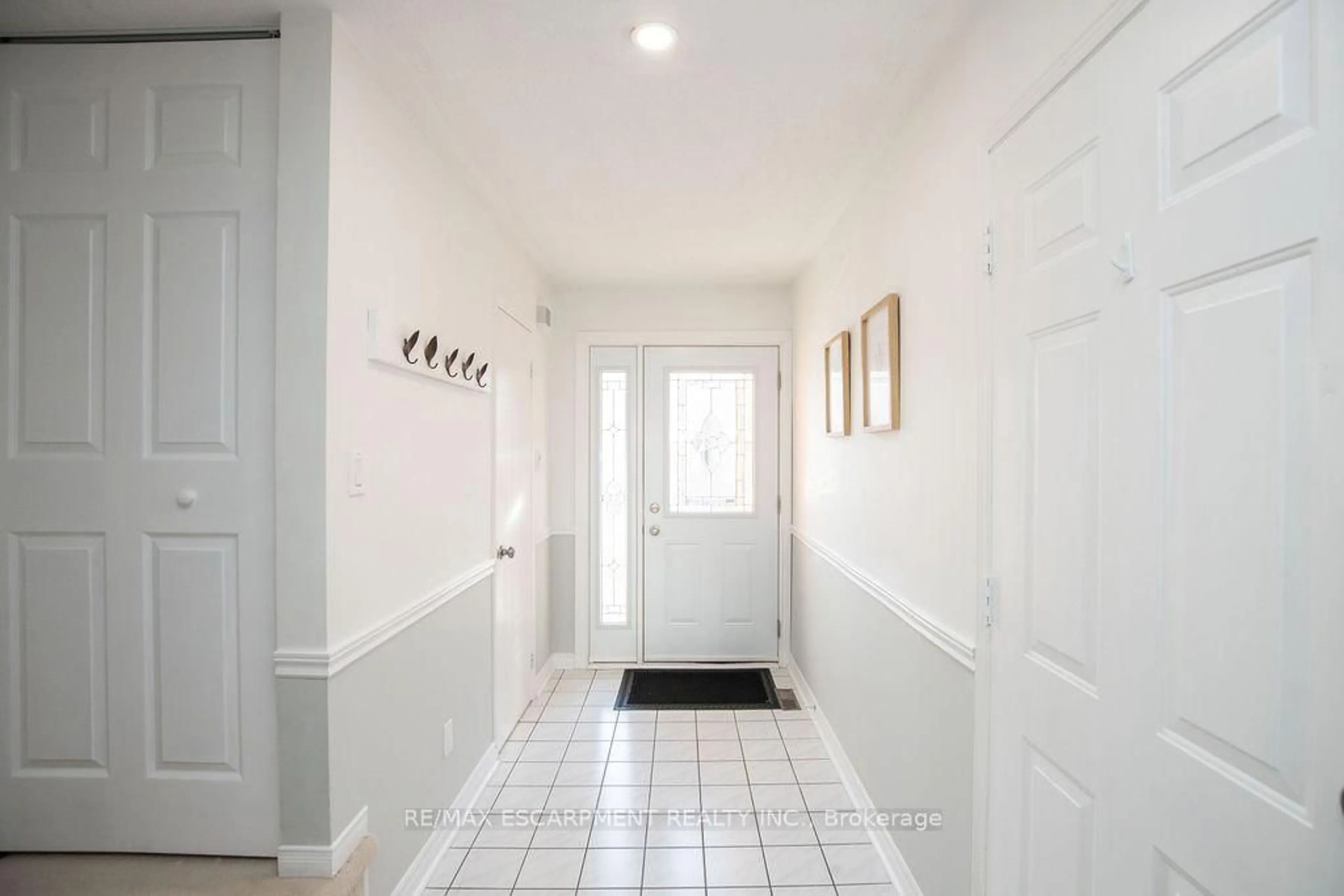 Indoor entryway for 2350 Grand Ravine Dr #12, Oakville Ontario L6H 6E2