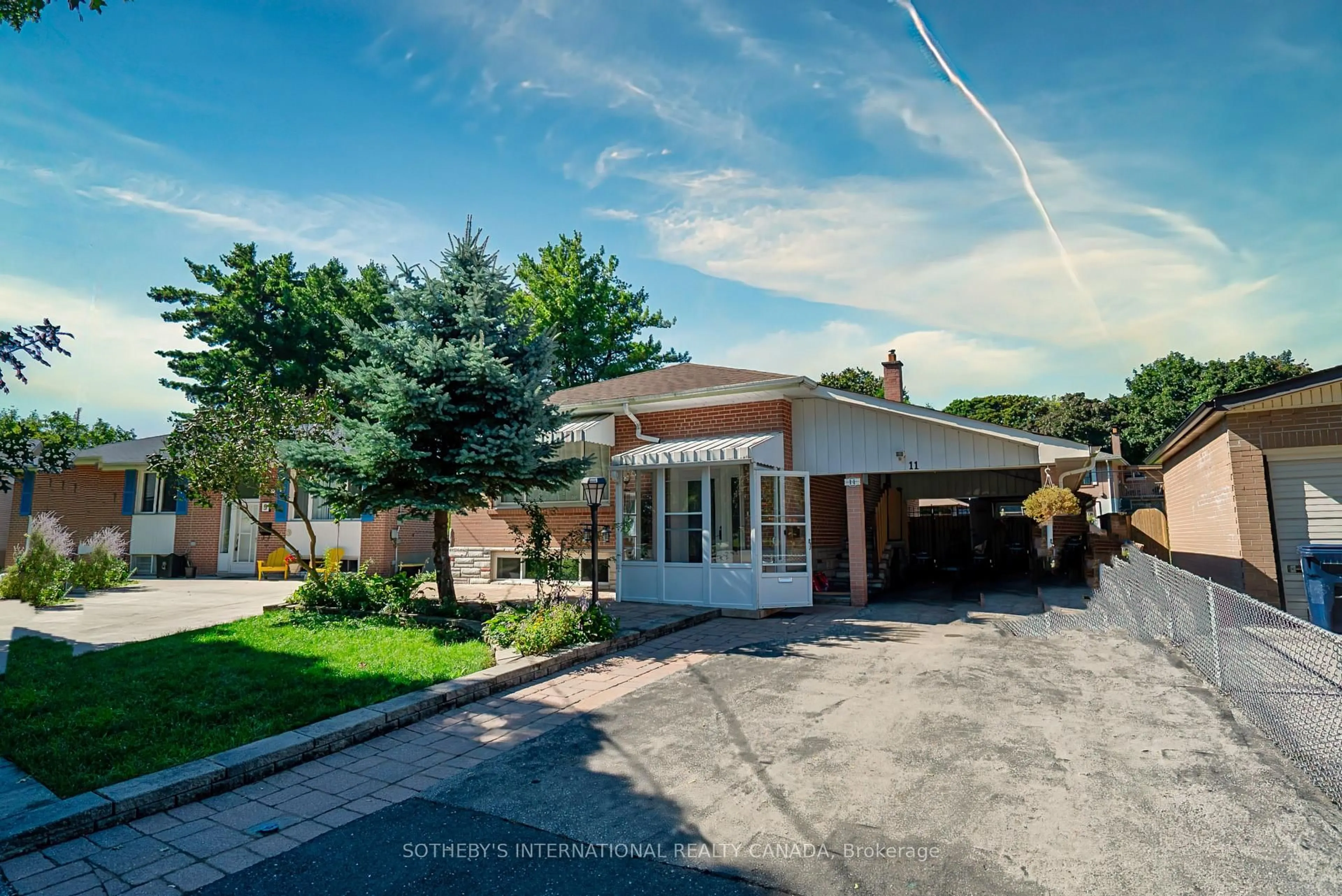 A pic from outside/outdoor area/front of a property/back of a property/a pic from drone, street for 11 Buckhorn Pl, Toronto Ontario M9V 2P3