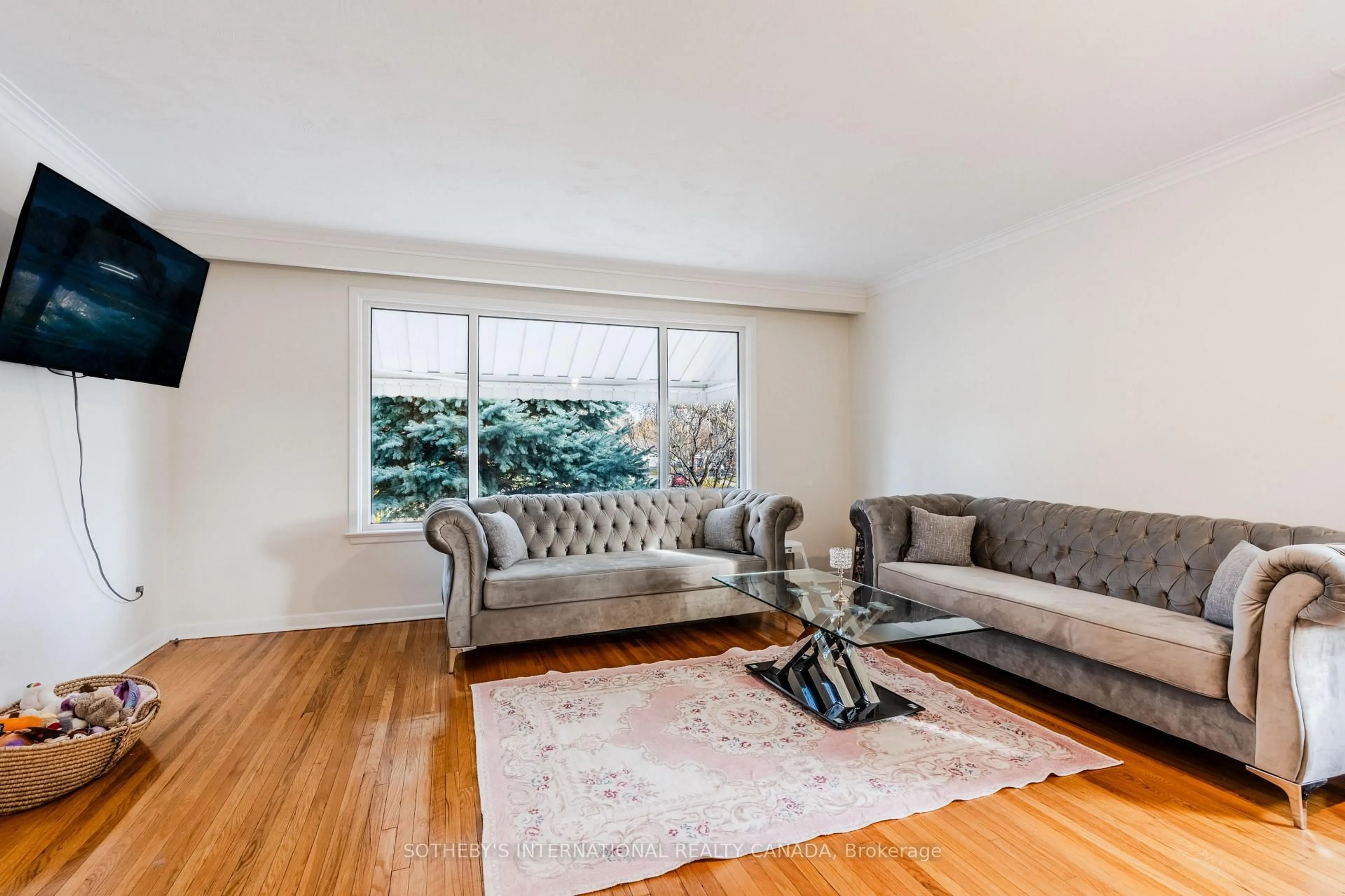 Living room with furniture, wood/laminate floor for 11 Buckhorn Pl, Toronto Ontario M9V 2P3
