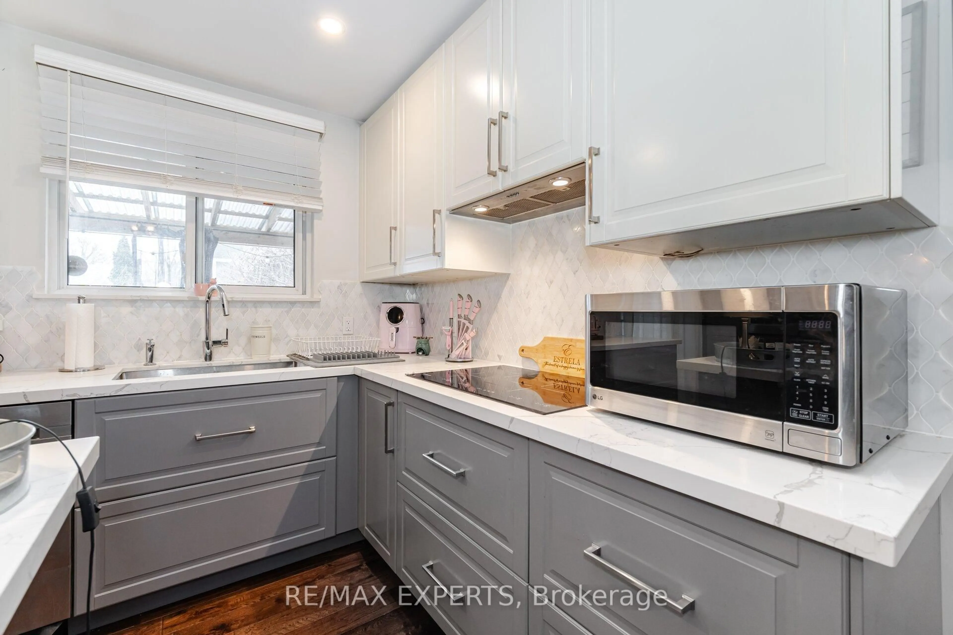 Contemporary kitchen, unknown for 92 Ambleside Dr, Brampton Ontario L6Y 1B9