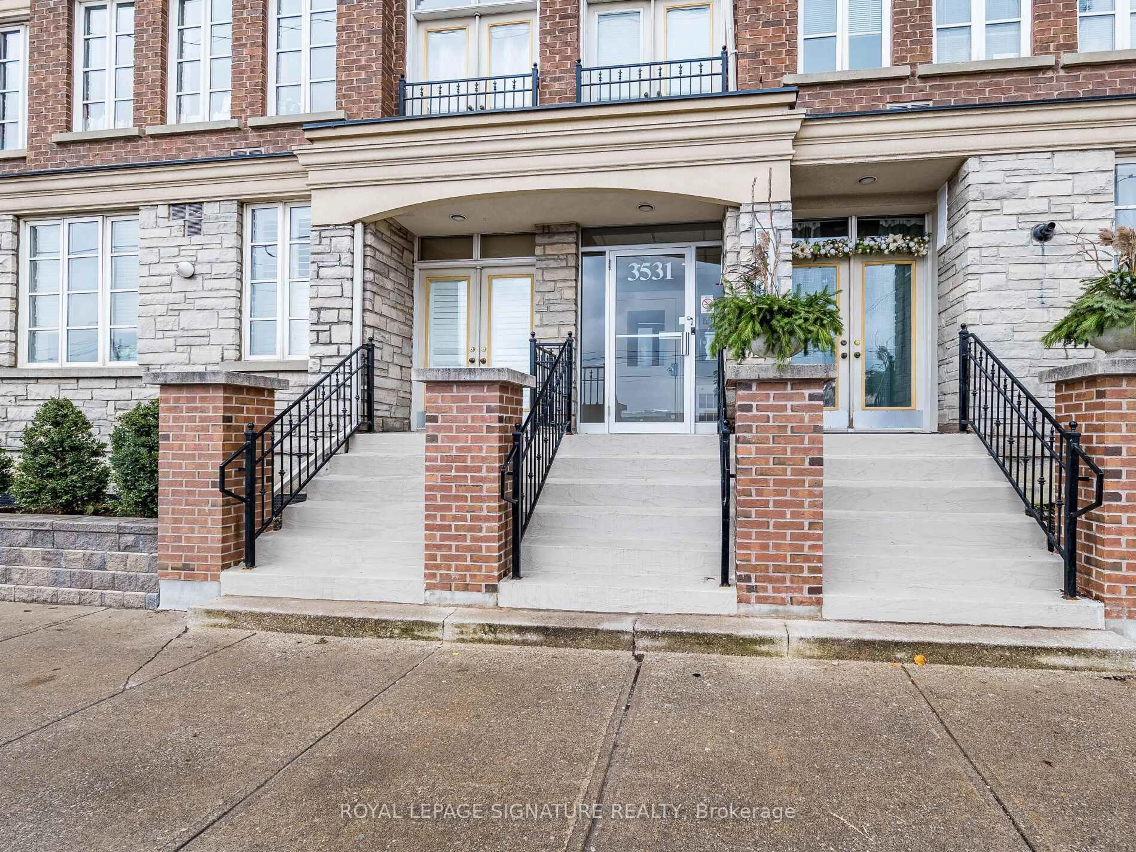 Indoor entryway for 3531 Lake Shore Blvd #202, Toronto Ontario M8W 1P4