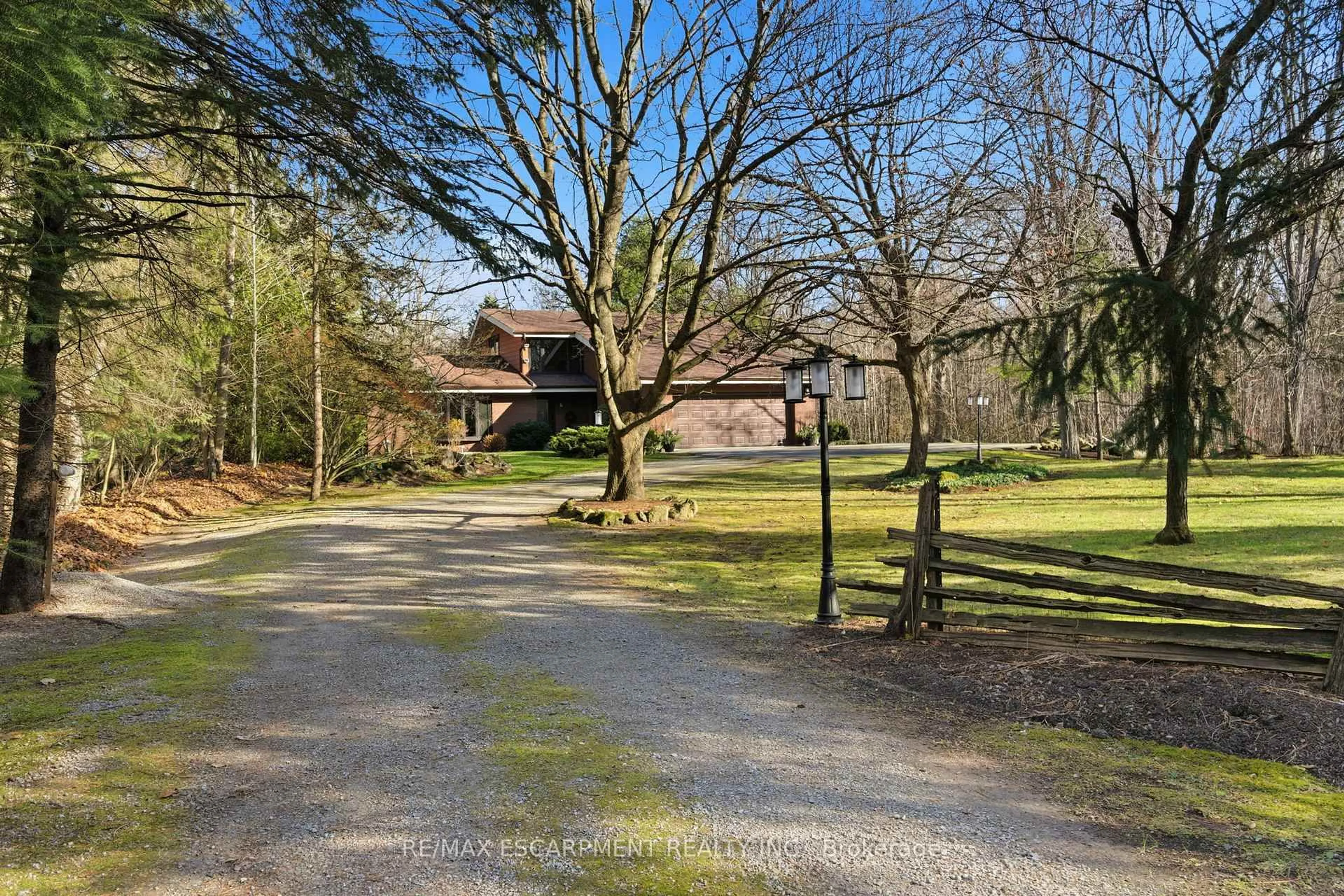 A pic from outside/outdoor area/front of a property/back of a property/a pic from drone, street for 7575 Milburough Line, Milton Ontario L0R 1K0