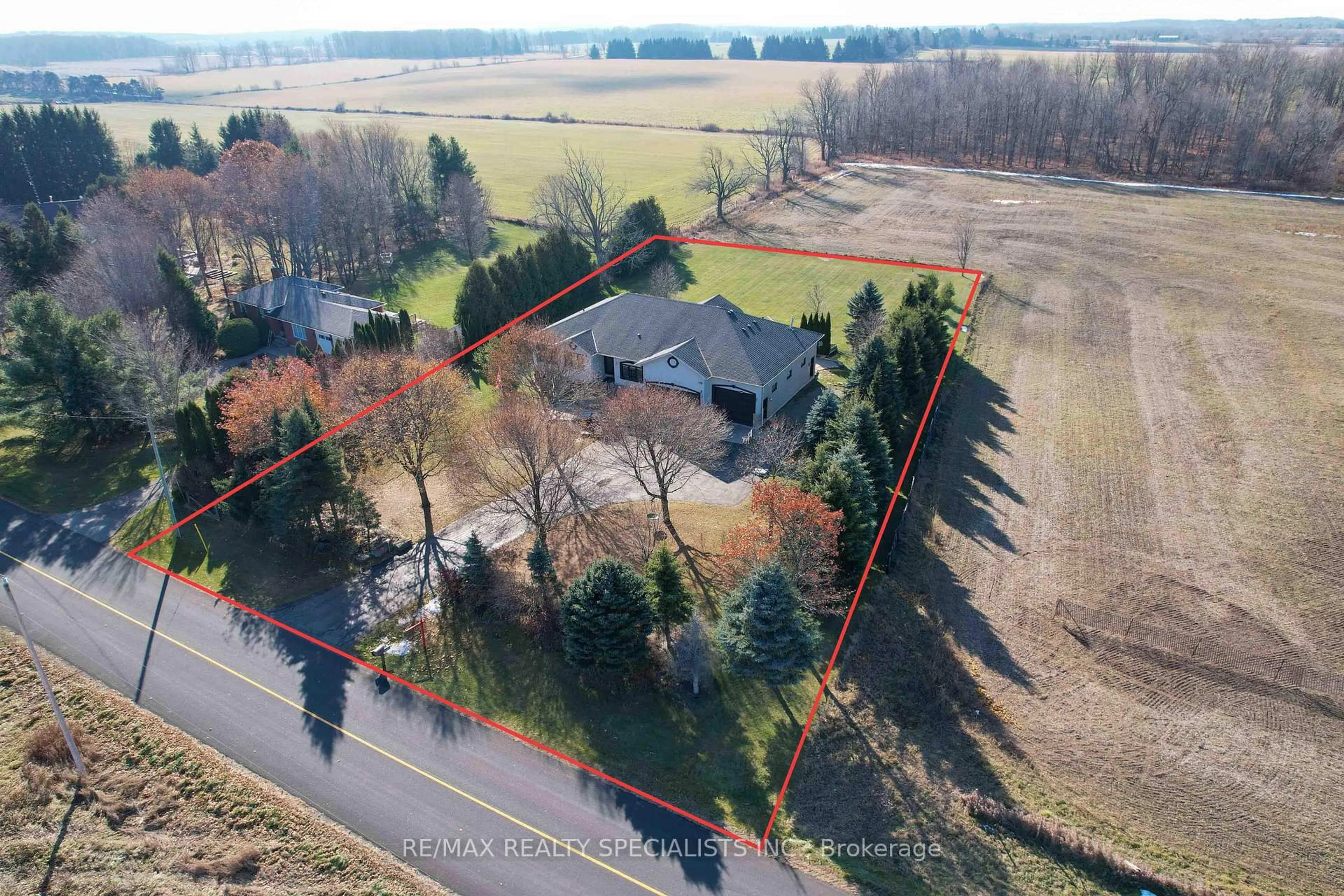 A pic from outside/outdoor area/front of a property/back of a property/a pic from drone, unknown for 18200 Mountainview Rd, Caledon Ontario L7K 2E8