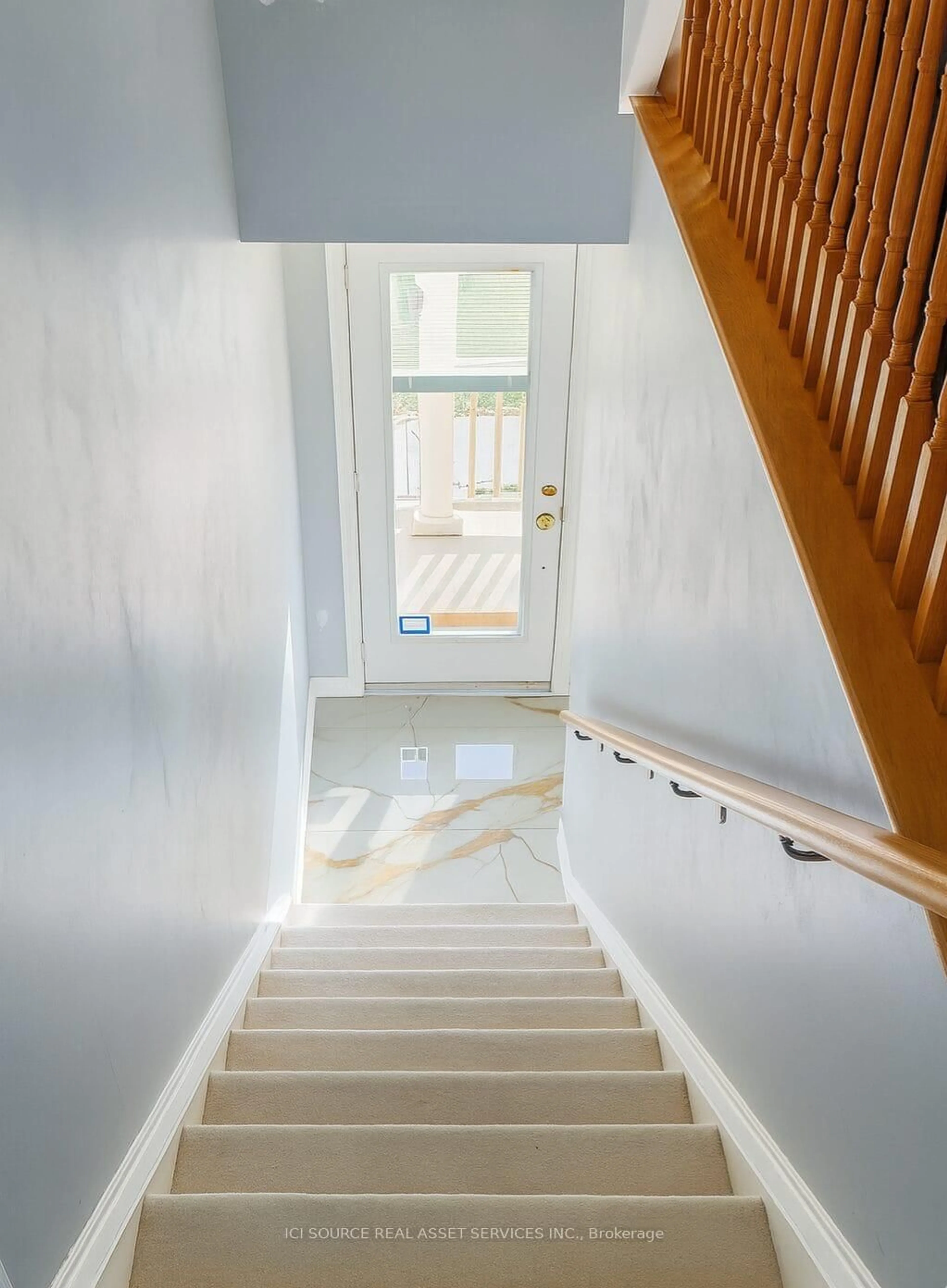 Stairs for 5050 Intrepid Dr #3, Mississauga Ontario L5M 0E5