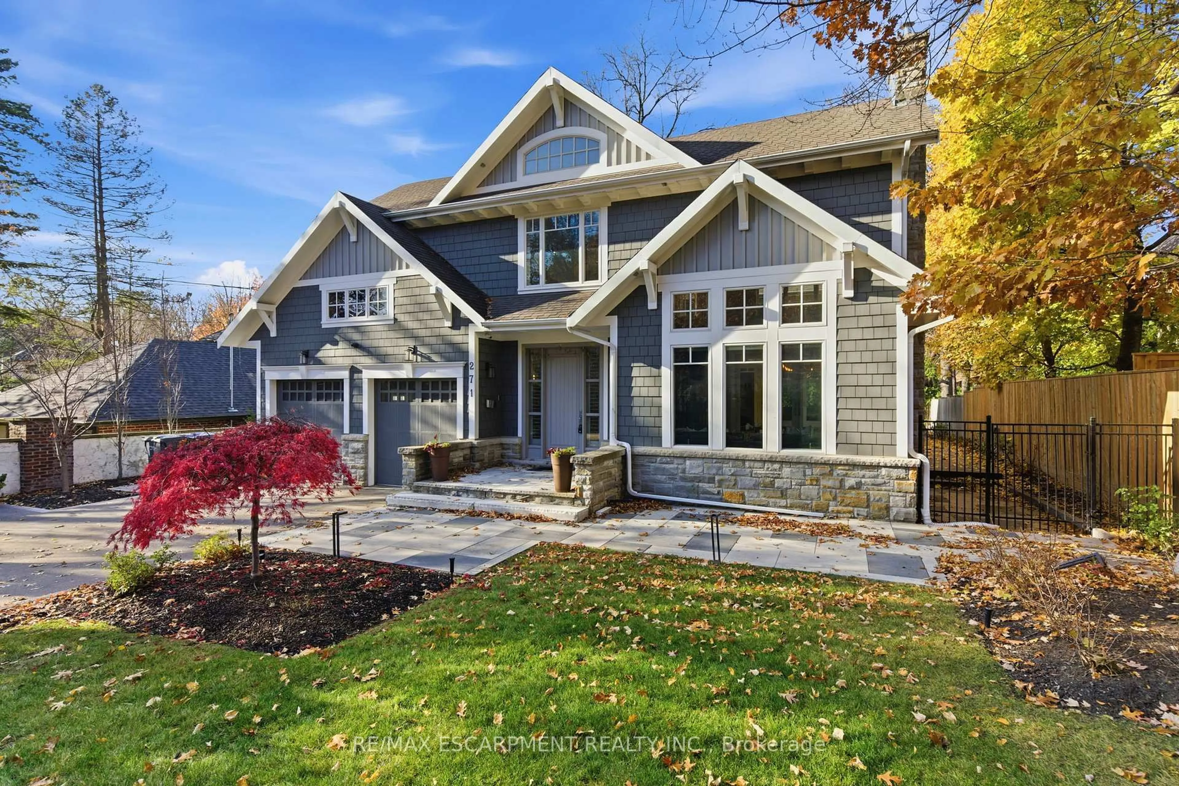 Home with vinyl exterior material, street for 271 Oakhill Rd, Mississauga Ontario L5G 2P8