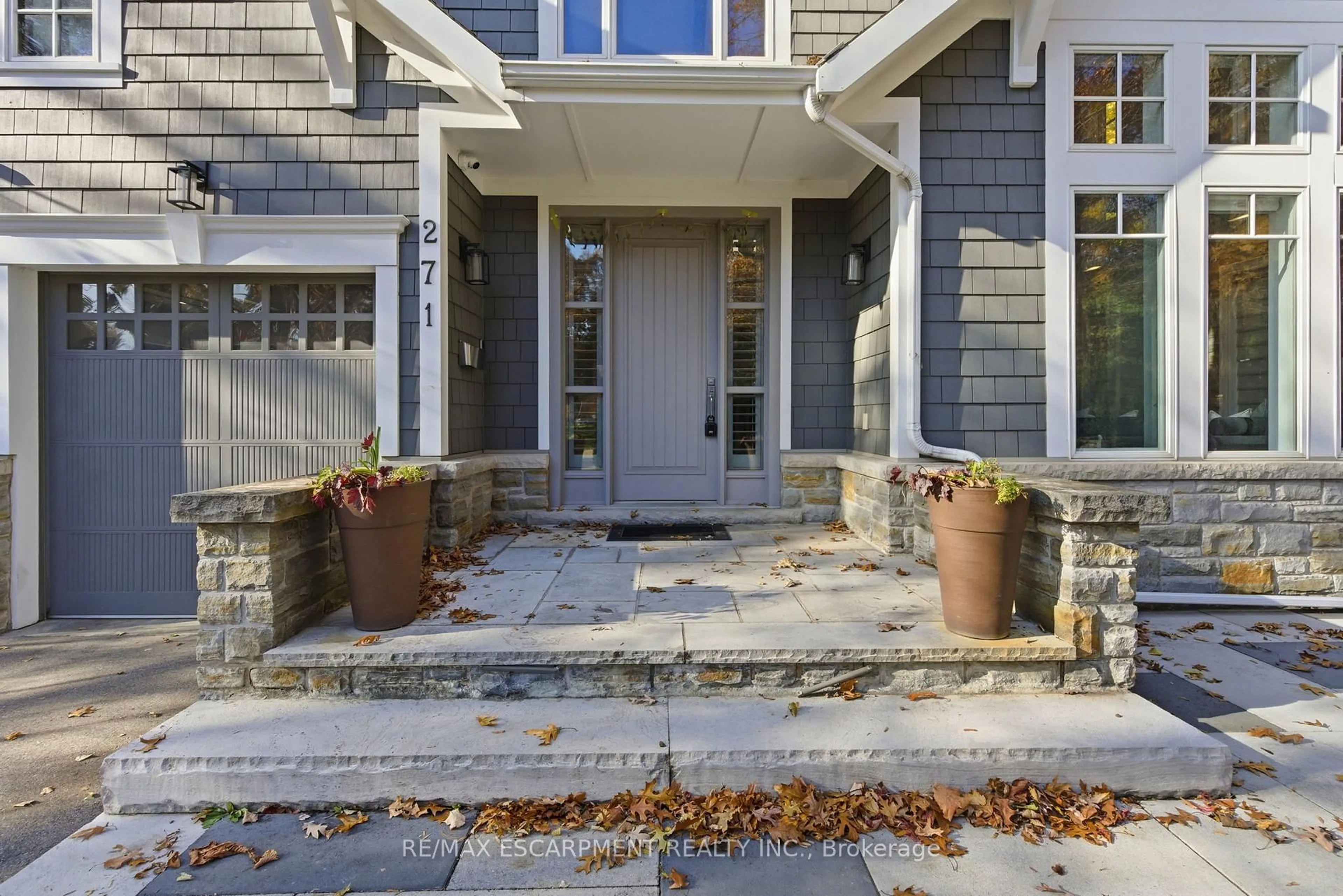 Home with brick exterior material, street for 271 Oakhill Rd, Mississauga Ontario L5G 2P8