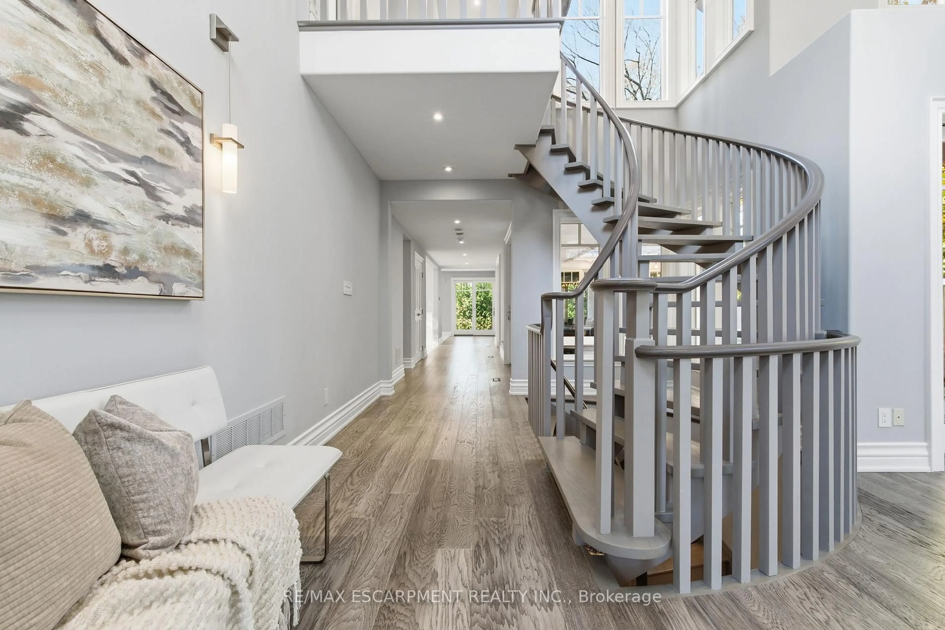 Indoor entryway for 271 Oakhill Rd, Mississauga Ontario L5G 2P8