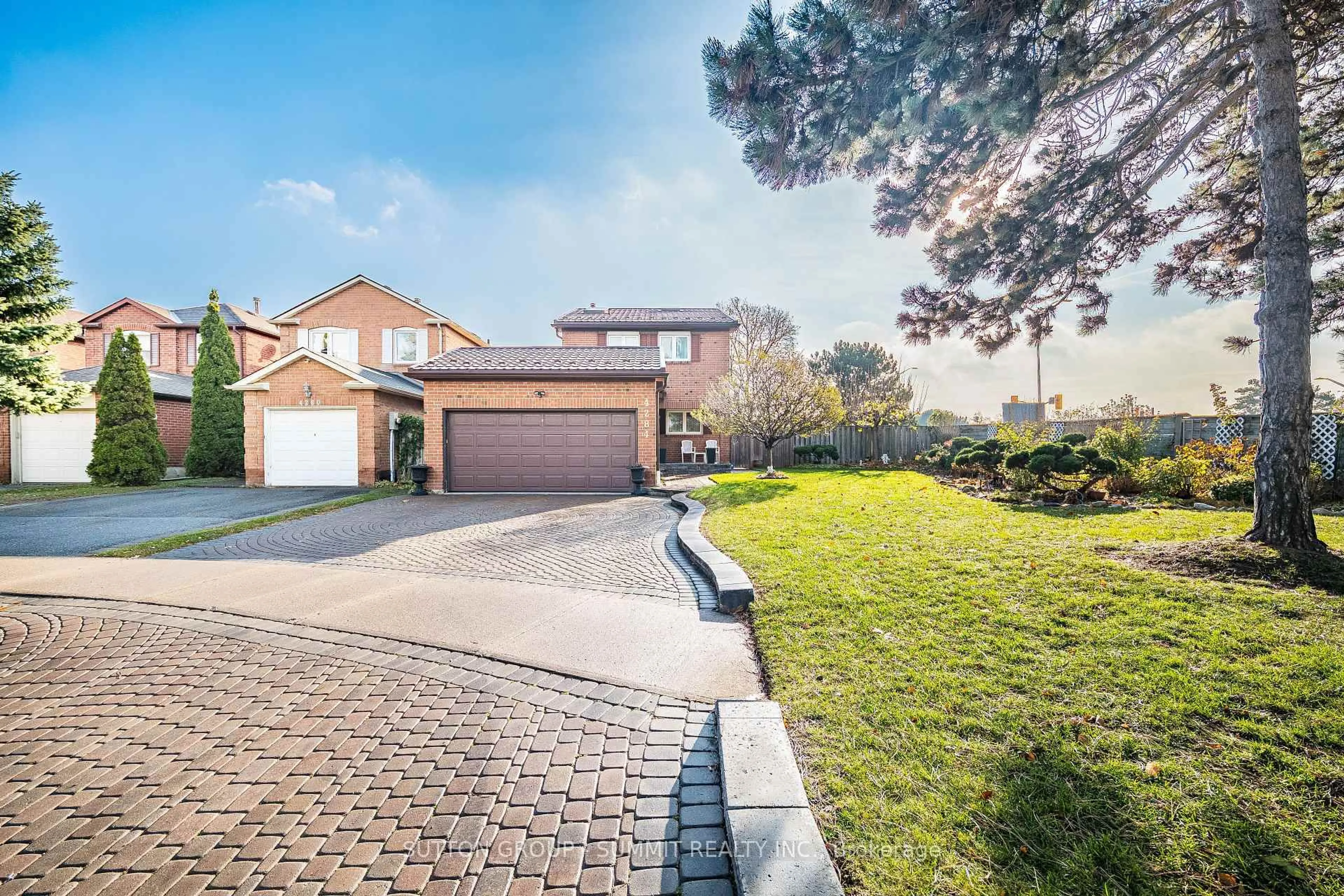 A pic from outside/outdoor area/front of a property/back of a property/a pic from drone, street for 4284 SAWMILL VALLEY Dr, Mississauga Ontario L5L 3M9