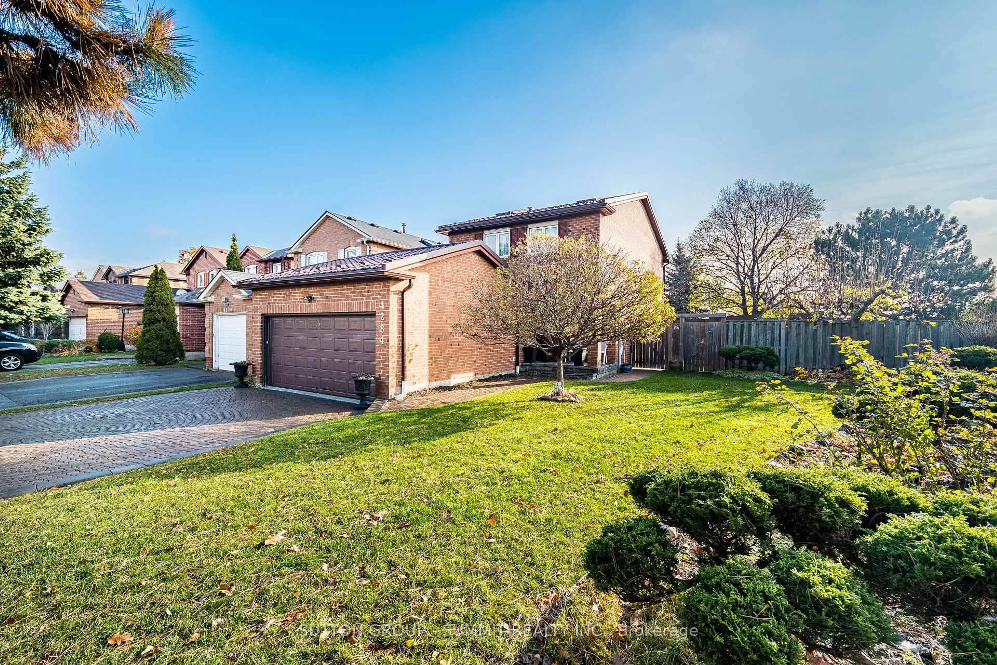 A pic from outside/outdoor area/front of a property/back of a property/a pic from drone, street for 4284 SAWMILL VALLEY Dr, Mississauga Ontario L5L 3M9