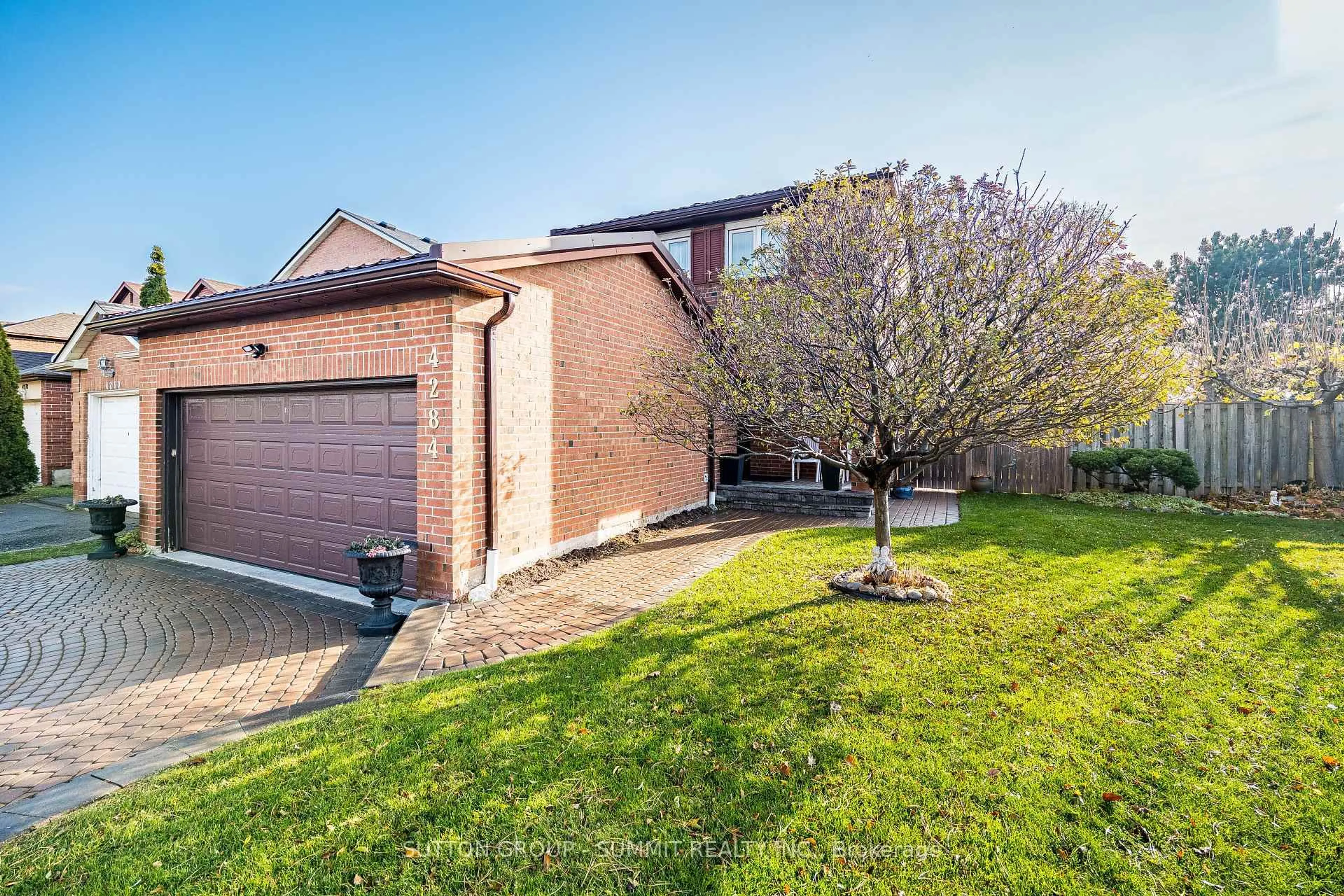 A pic from outside/outdoor area/front of a property/back of a property/a pic from drone, street for 4284 SAWMILL VALLEY Dr, Mississauga Ontario L5L 3M9