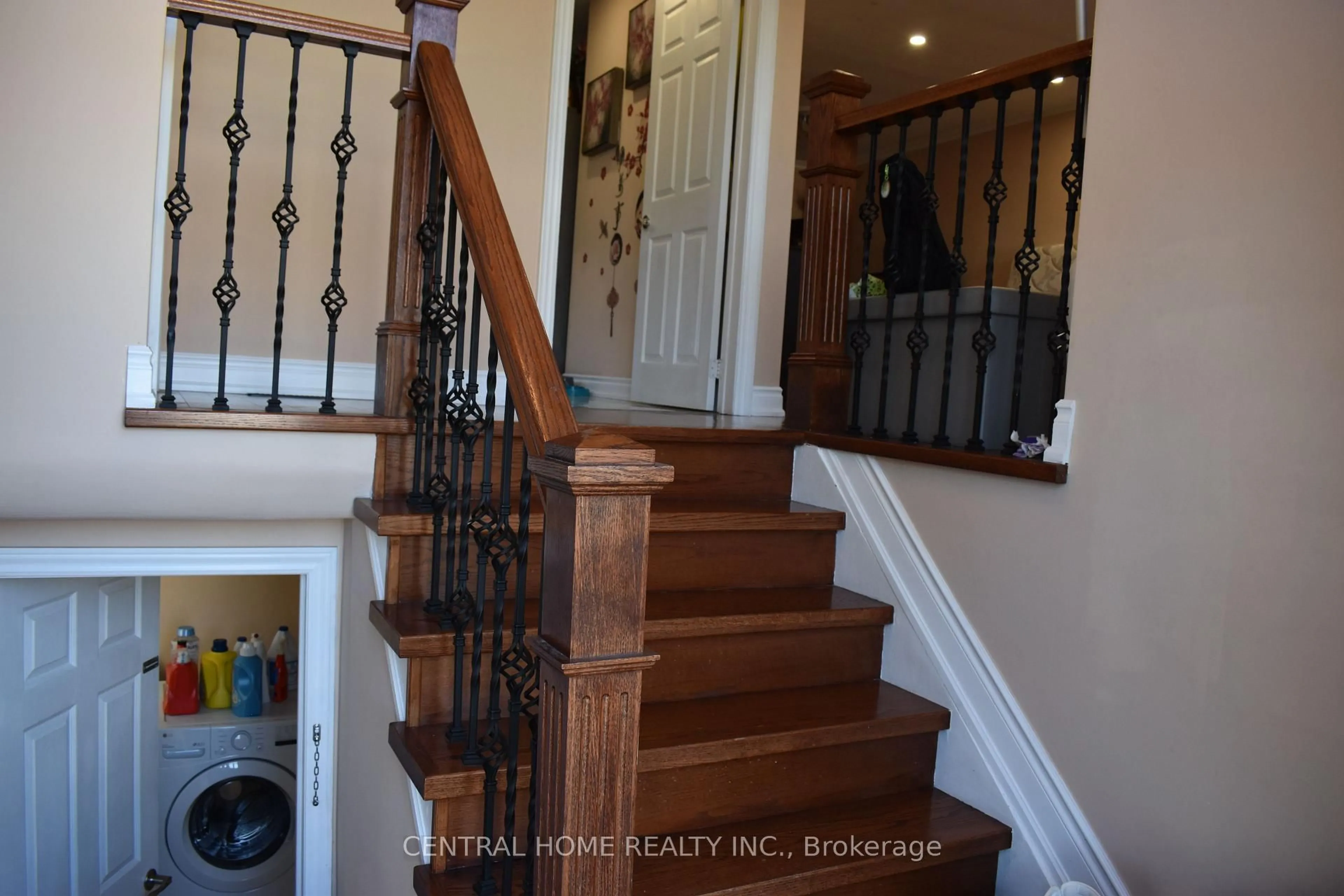 Indoor entryway for 59 Blaney Cres, Toronto Ontario M3N 1L3