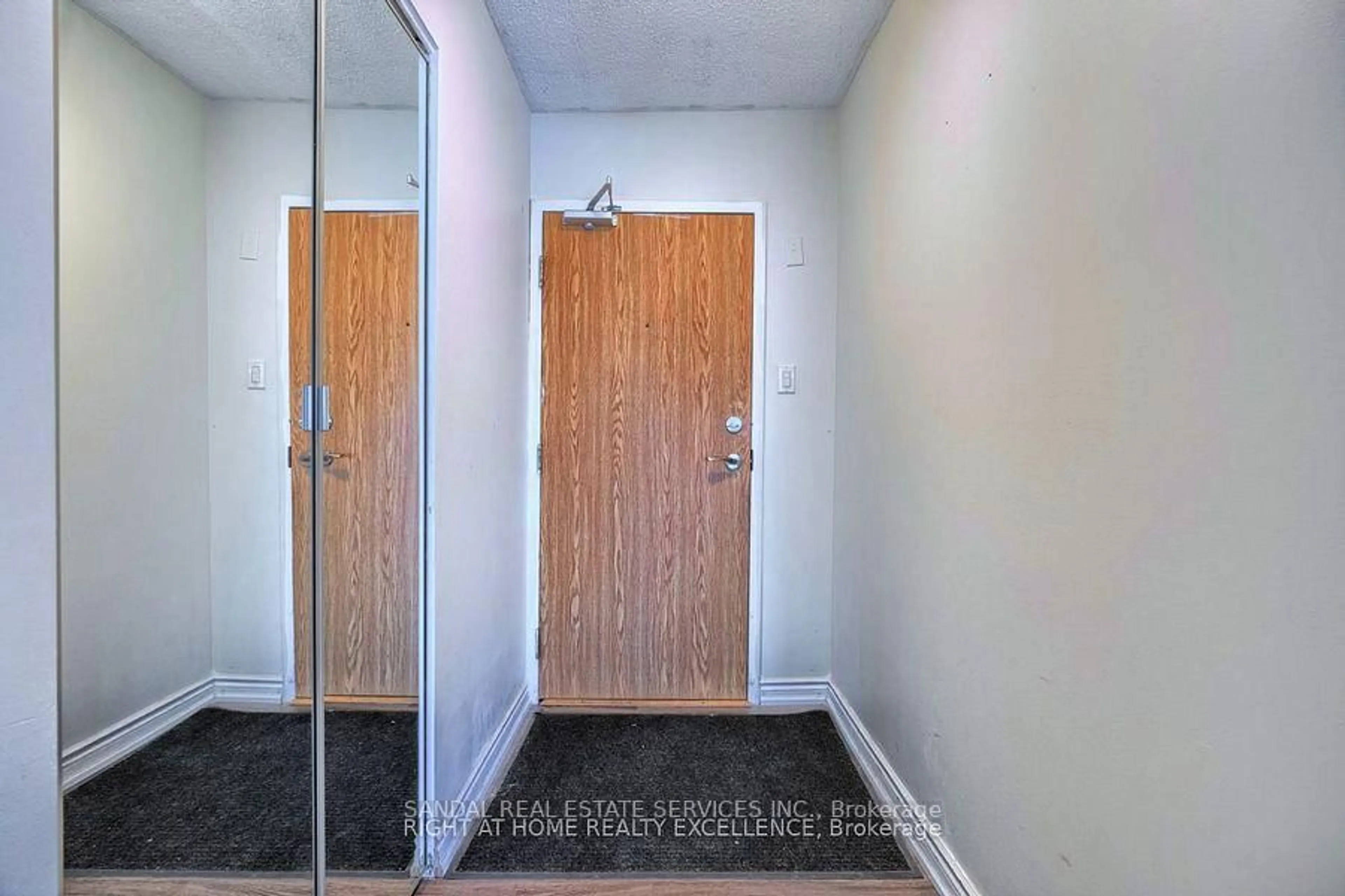 Indoor entryway for 8 Lisa St #1102, Brampton Ontario L6T 4S6