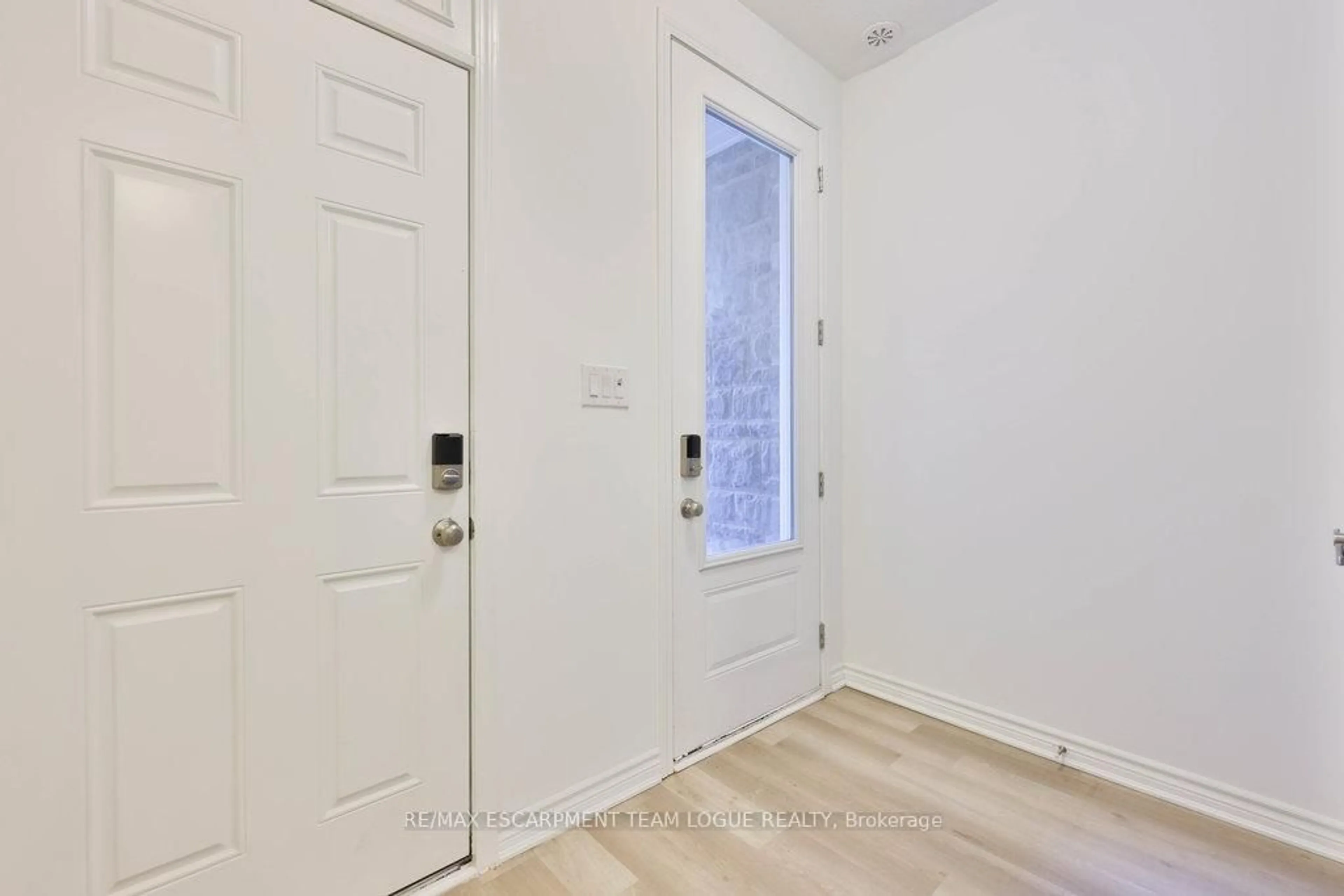 Indoor entryway for 1317 Leriche Way #83, Milton Ontario L9E 0H5