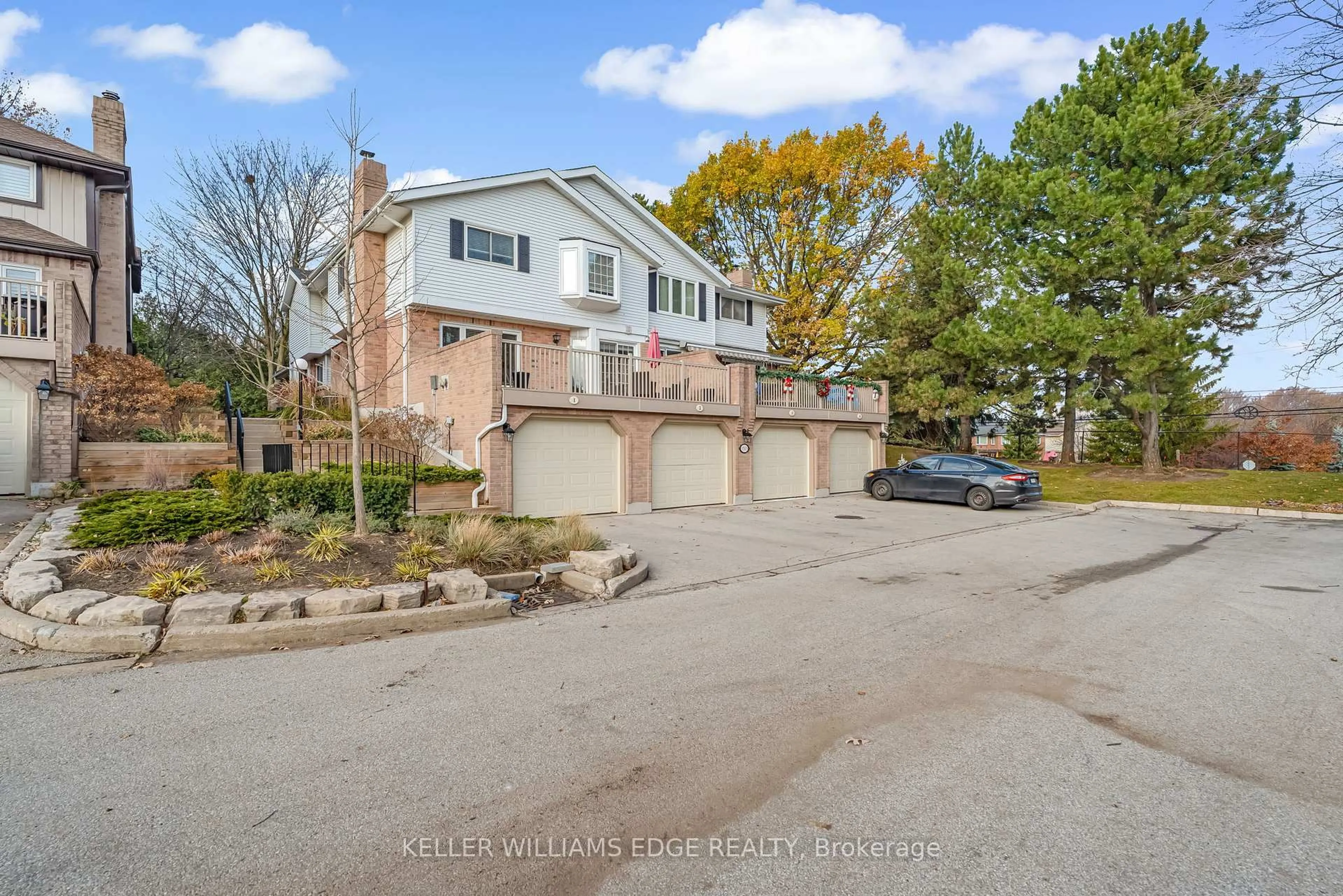 A pic from outside/outdoor area/front of a property/back of a property/a pic from drone, street for 1513 Upper Middle Rd #3, Burlington Ontario L7P 4M5