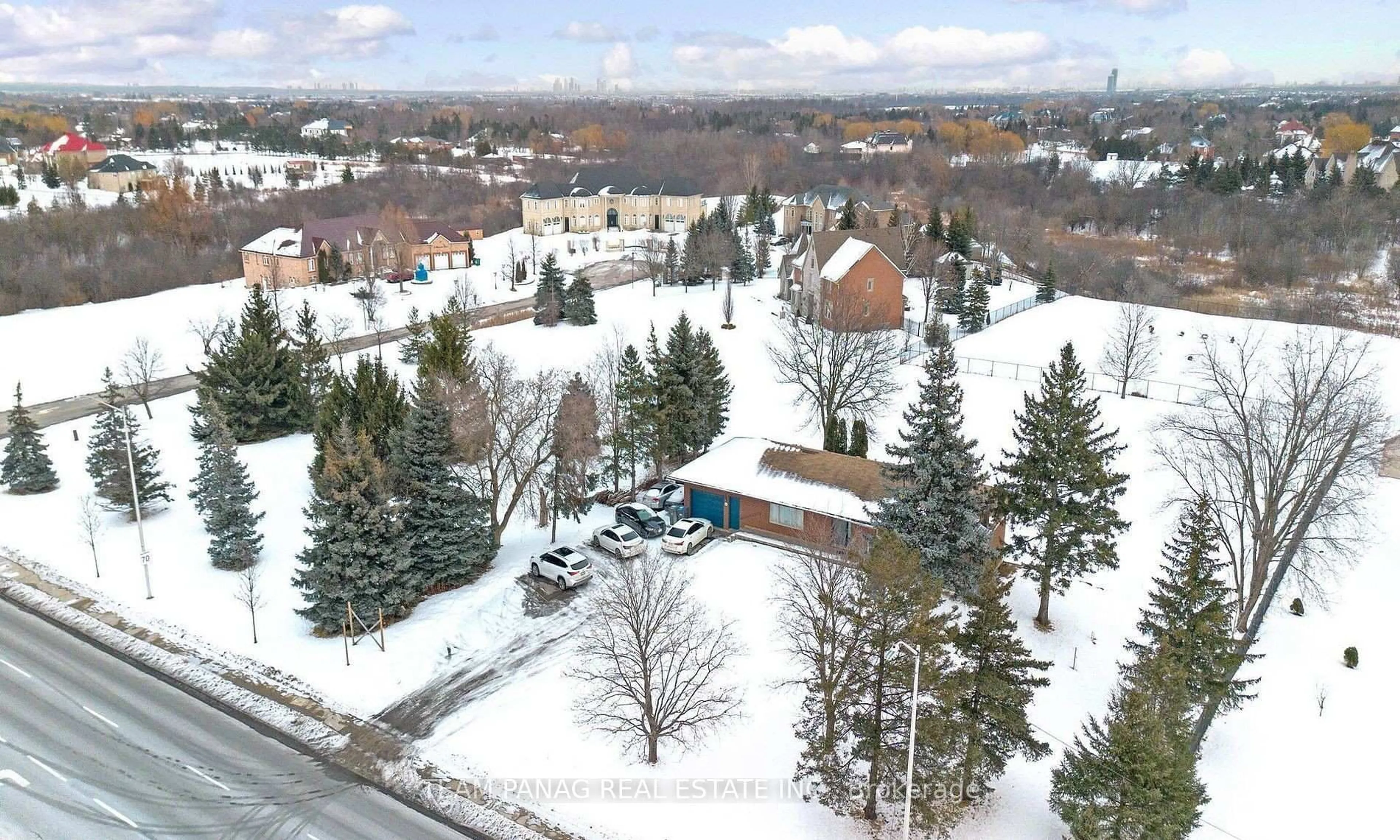 A pic from outside/outdoor area/front of a property/back of a property/a pic from drone, mountain view for 3821 Countryside Dr, Brampton Ontario L6P 0T5