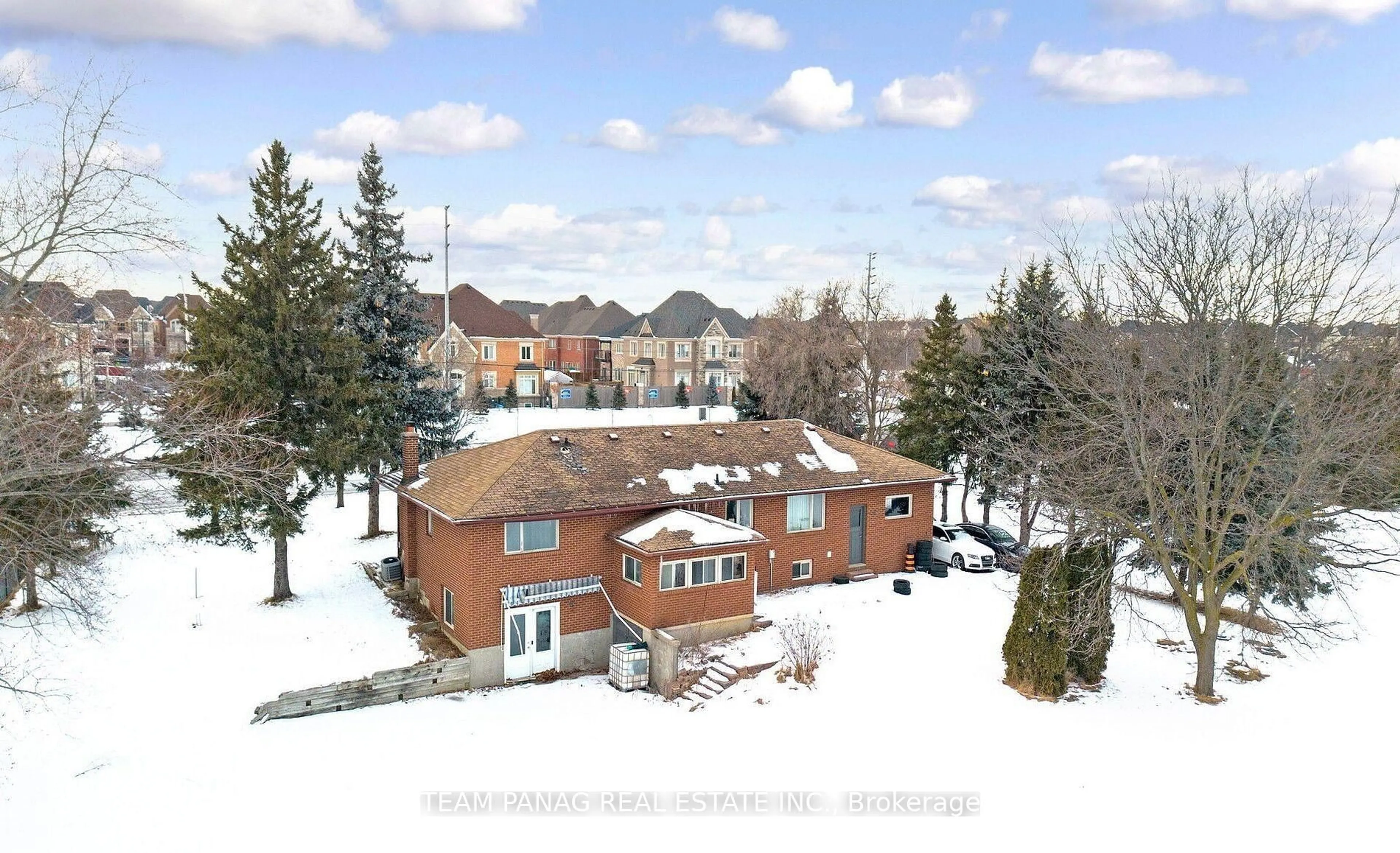 A pic from outside/outdoor area/front of a property/back of a property/a pic from drone, mountain view for 3821 Countryside Dr, Brampton Ontario L6P 0T5