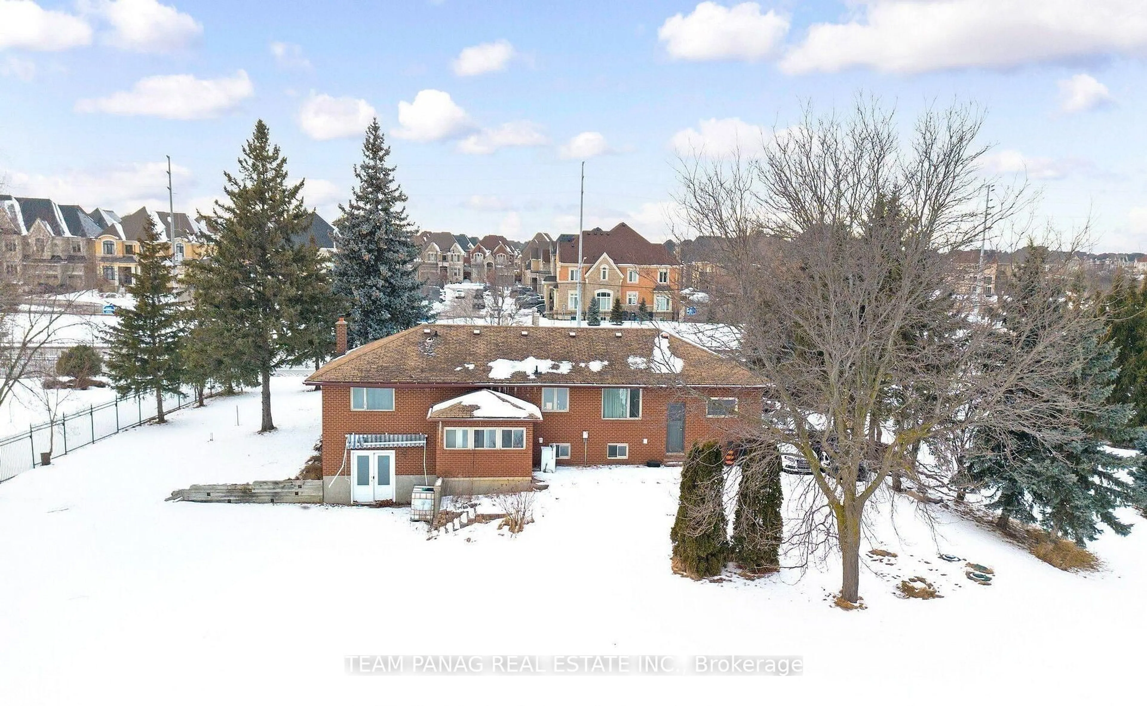 A pic from outside/outdoor area/front of a property/back of a property/a pic from drone, unknown for 3821 Countryside Dr, Brampton Ontario L6P 0T5