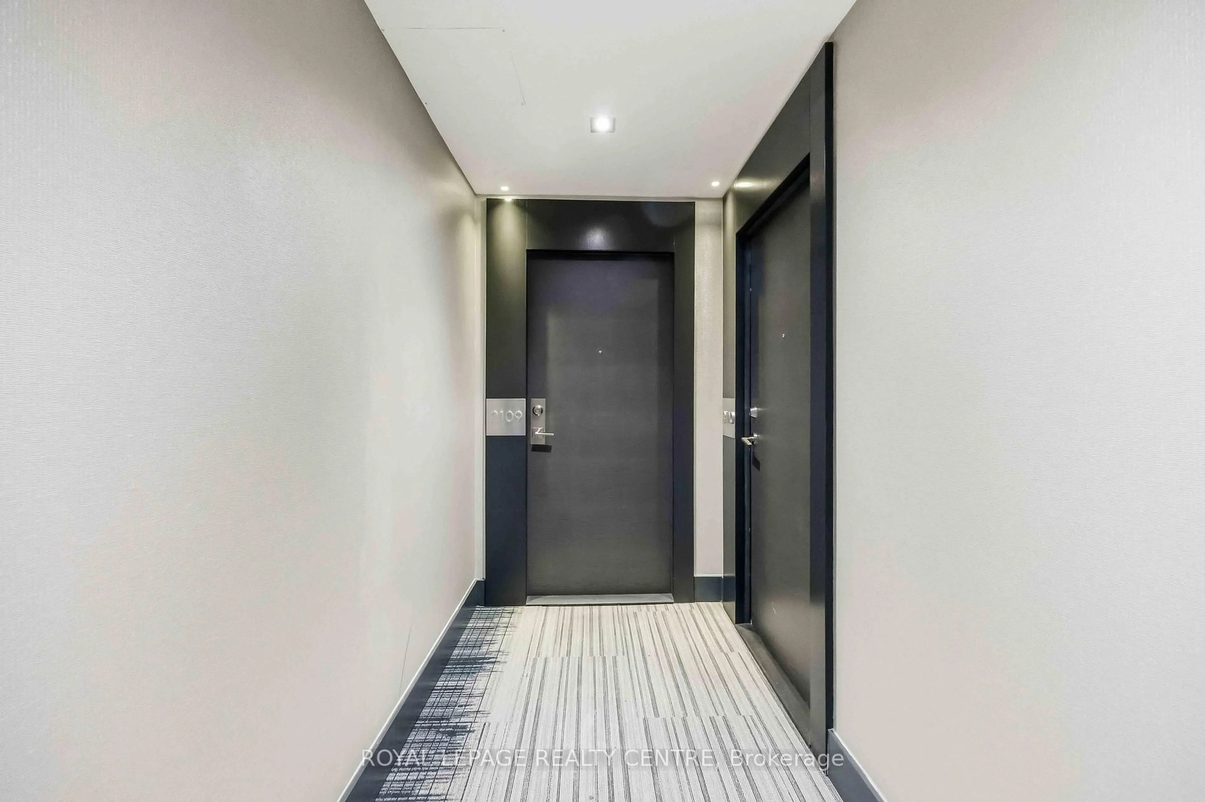 Indoor foyer for 33 Shore Breeze Dr #2109, Toronto Ontario M8V 1A1