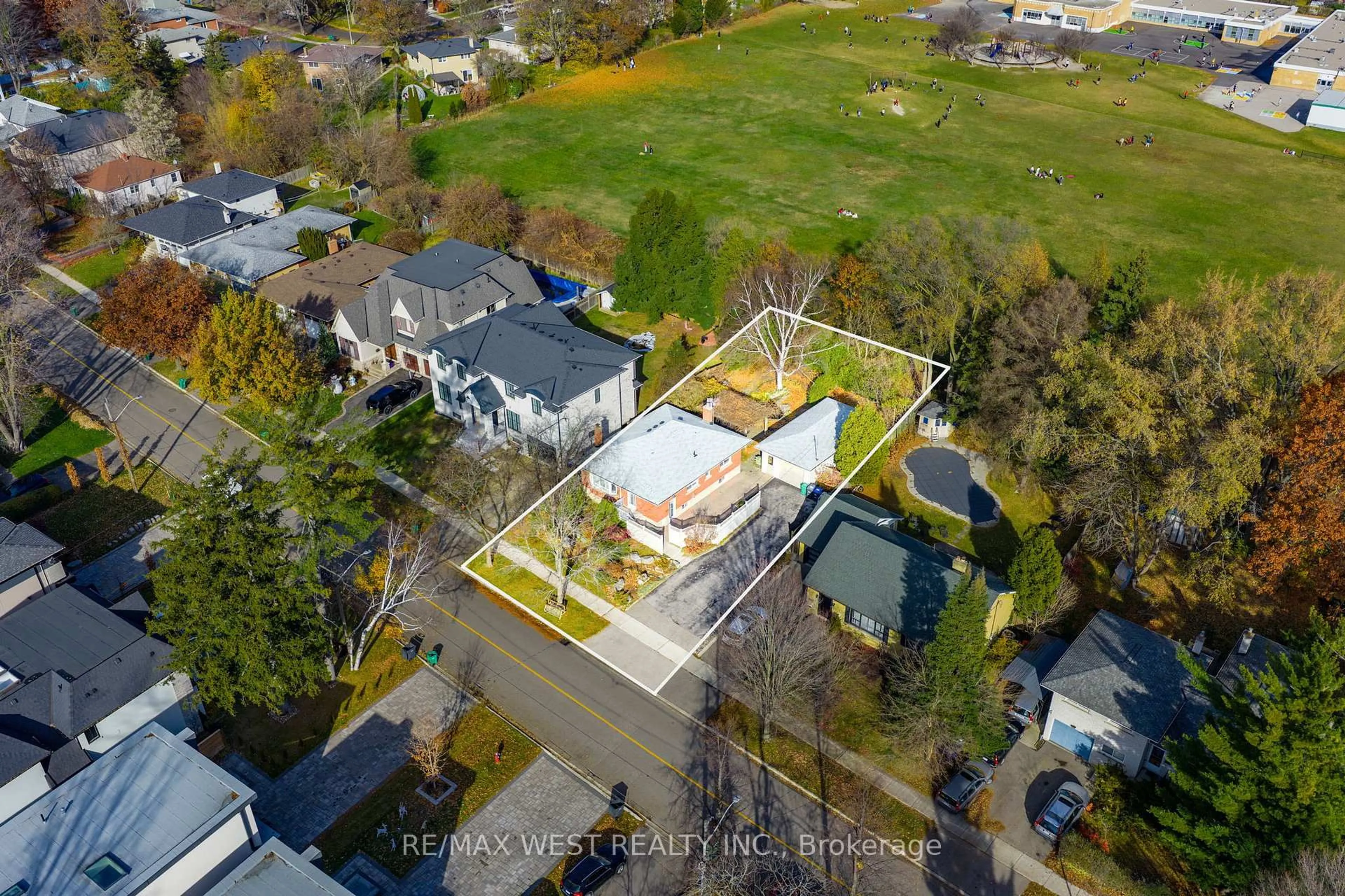 A pic from outside/outdoor area/front of a property/back of a property/a pic from drone, building for 1361 Kenmuir Ave, Mississauga Ontario L5G 4B3