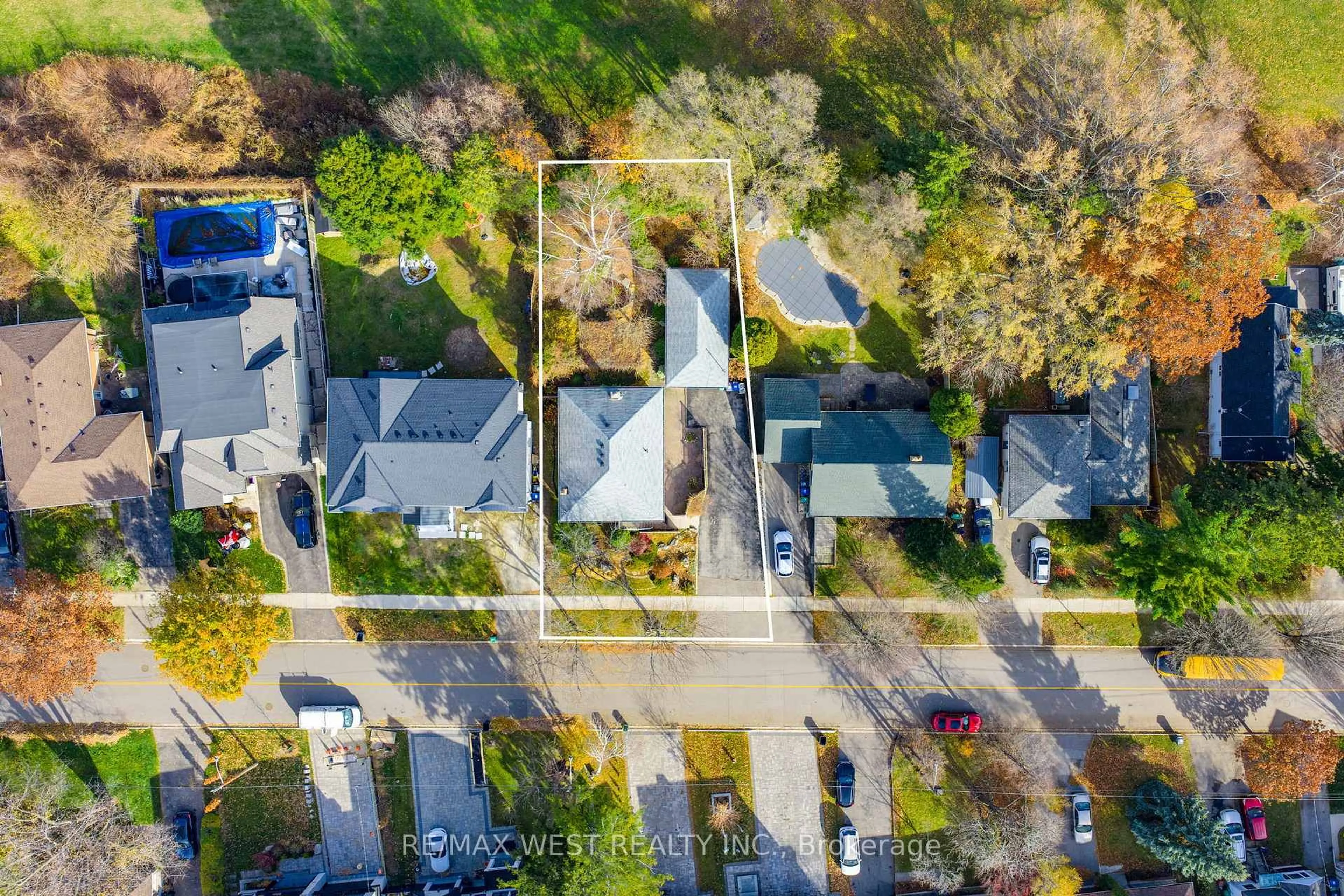 A pic from outside/outdoor area/front of a property/back of a property/a pic from drone, street for 1361 Kenmuir Ave, Mississauga Ontario L5G 4B3