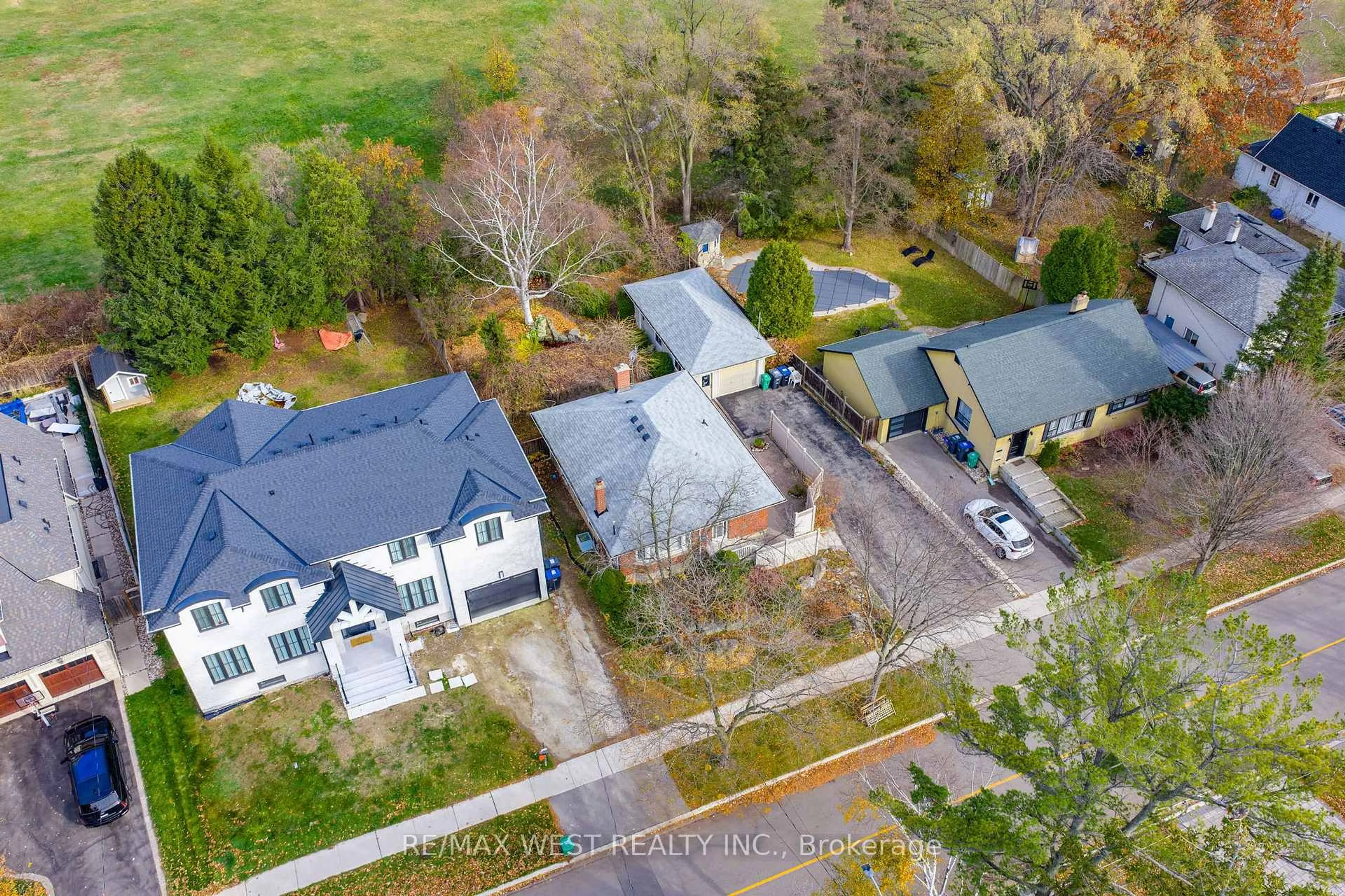 A pic from outside/outdoor area/front of a property/back of a property/a pic from drone, street for 1361 Kenmuir Ave, Mississauga Ontario L5G 4B3