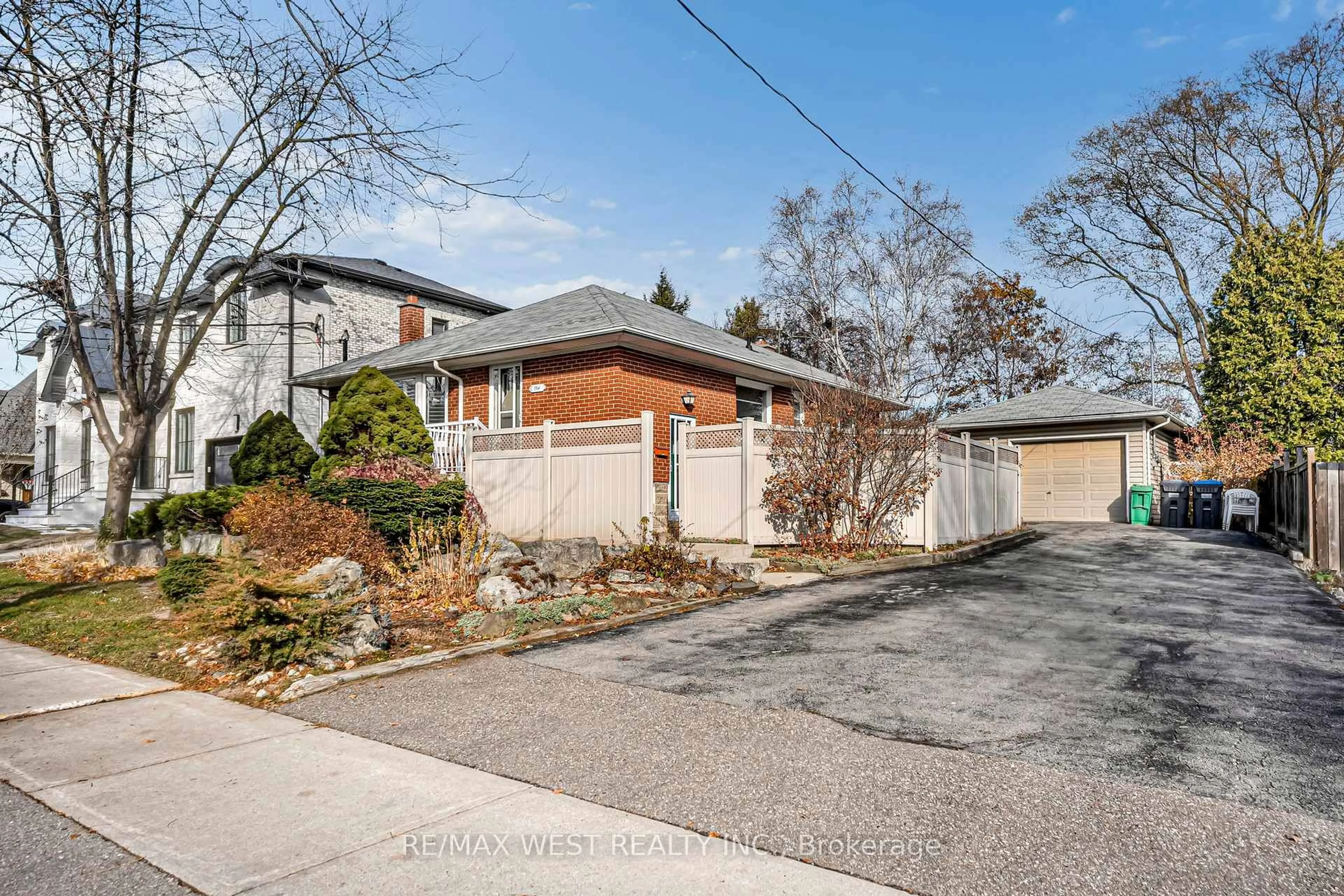 A pic from outside/outdoor area/front of a property/back of a property/a pic from drone, street for 1361 Kenmuir Ave, Mississauga Ontario L5G 4B3