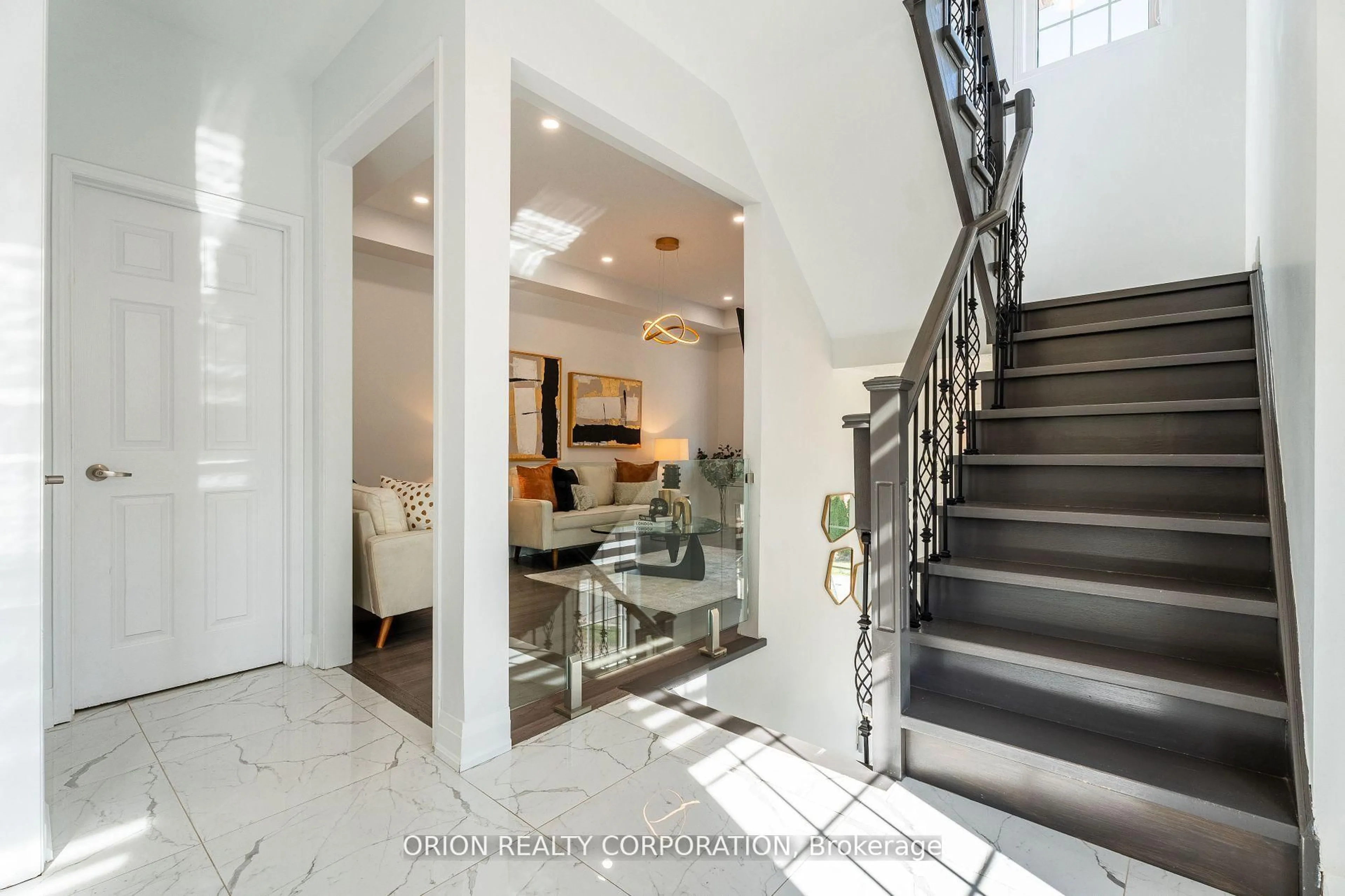 Indoor entryway for 1 Promenade Tr, Halton Hills Ontario L7G 0G8