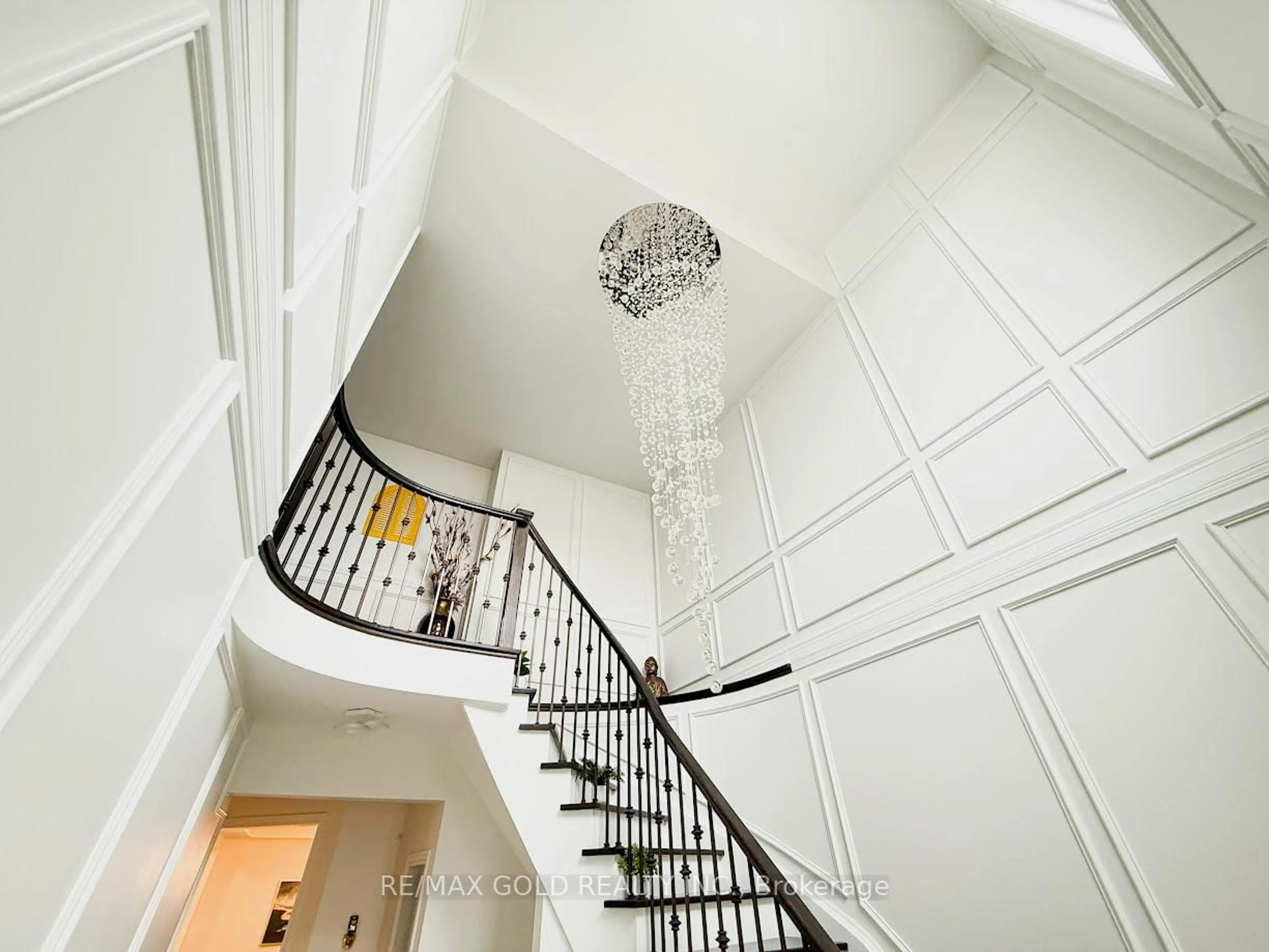 Indoor foyer for 21 Parity Rd, Brampton Ontario L6X 0Z3